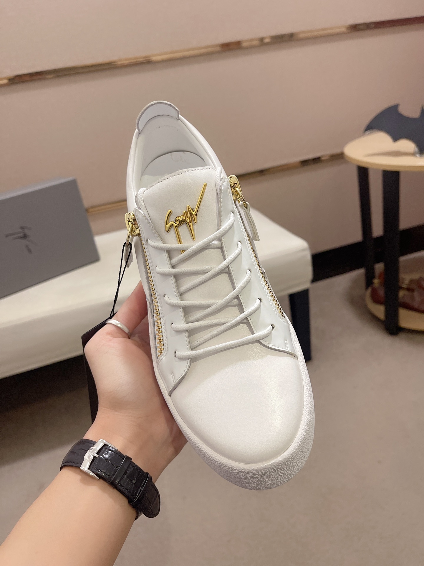Precio de fábrica 300GIUSEPPE ZANOTTI / Giuseppe Zanotti, nacido en el famoso reino de lujo de Itali