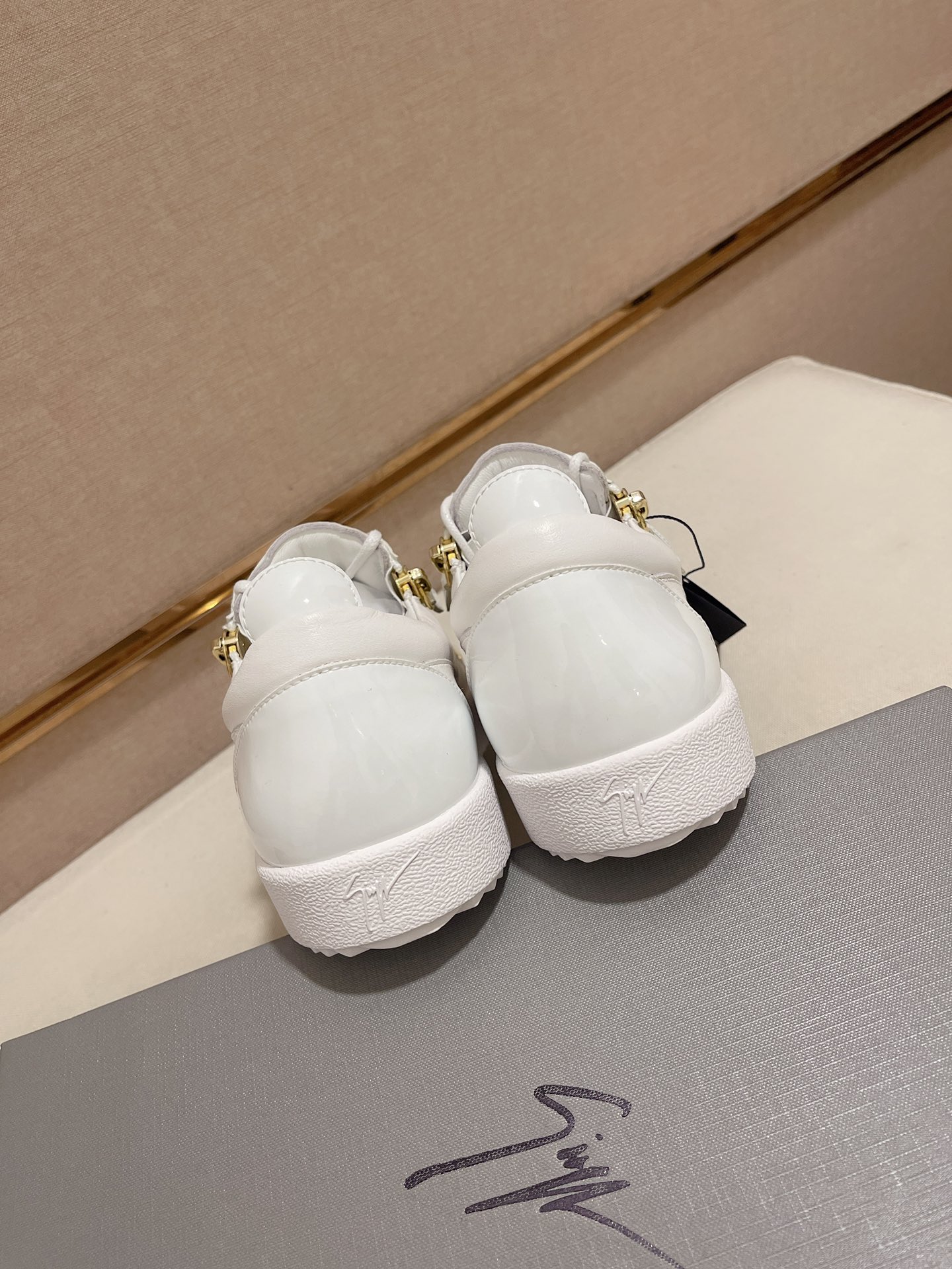Precio de fábrica 300GIUSEPPE ZANOTTI / Giuseppe Zanotti, nacido en el famoso reino de lujo de Itali