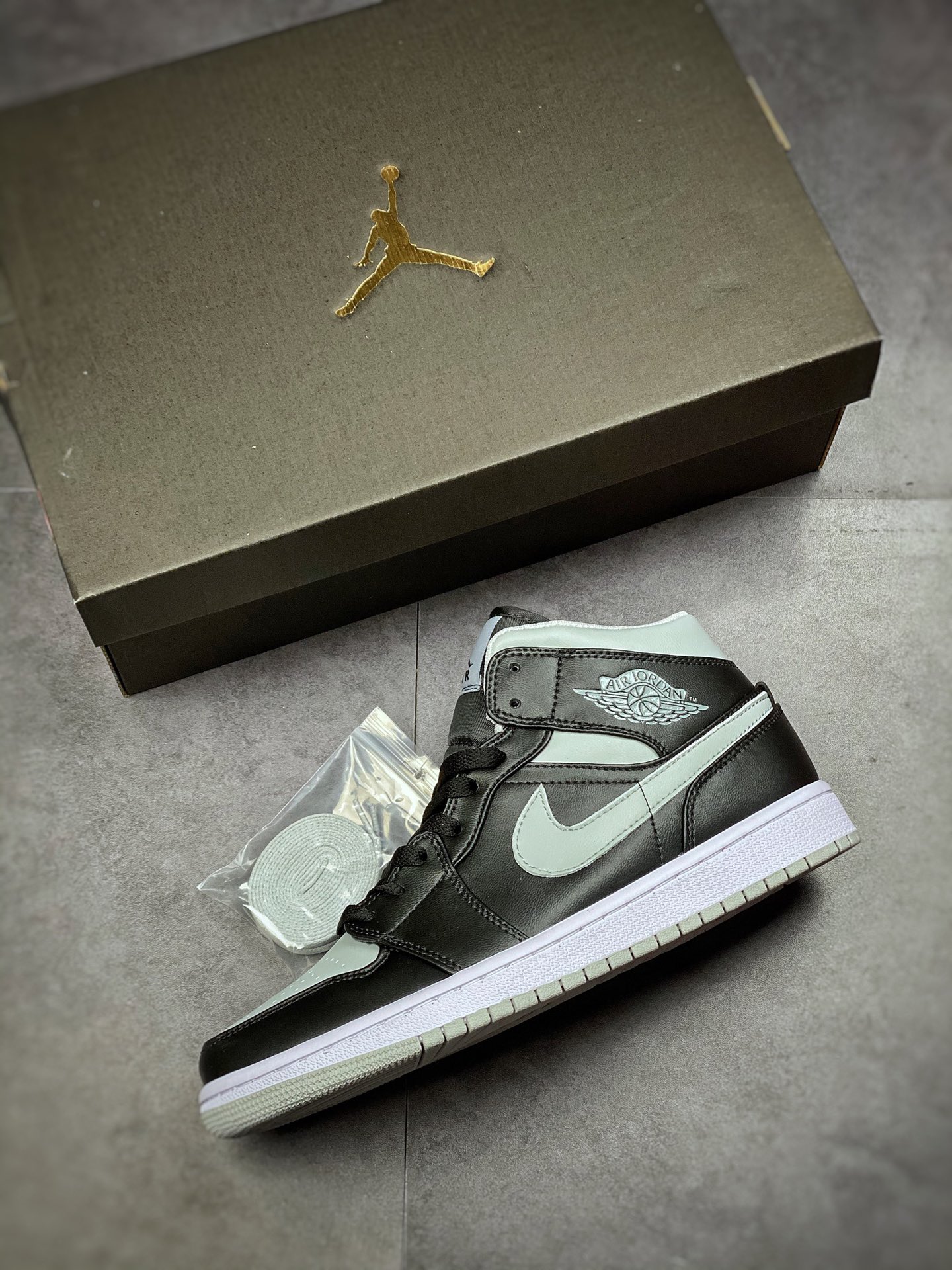 240 Air Jordan 1 Mid AJ中帮篮球鞋 小影子黑灰BQ6472-007
