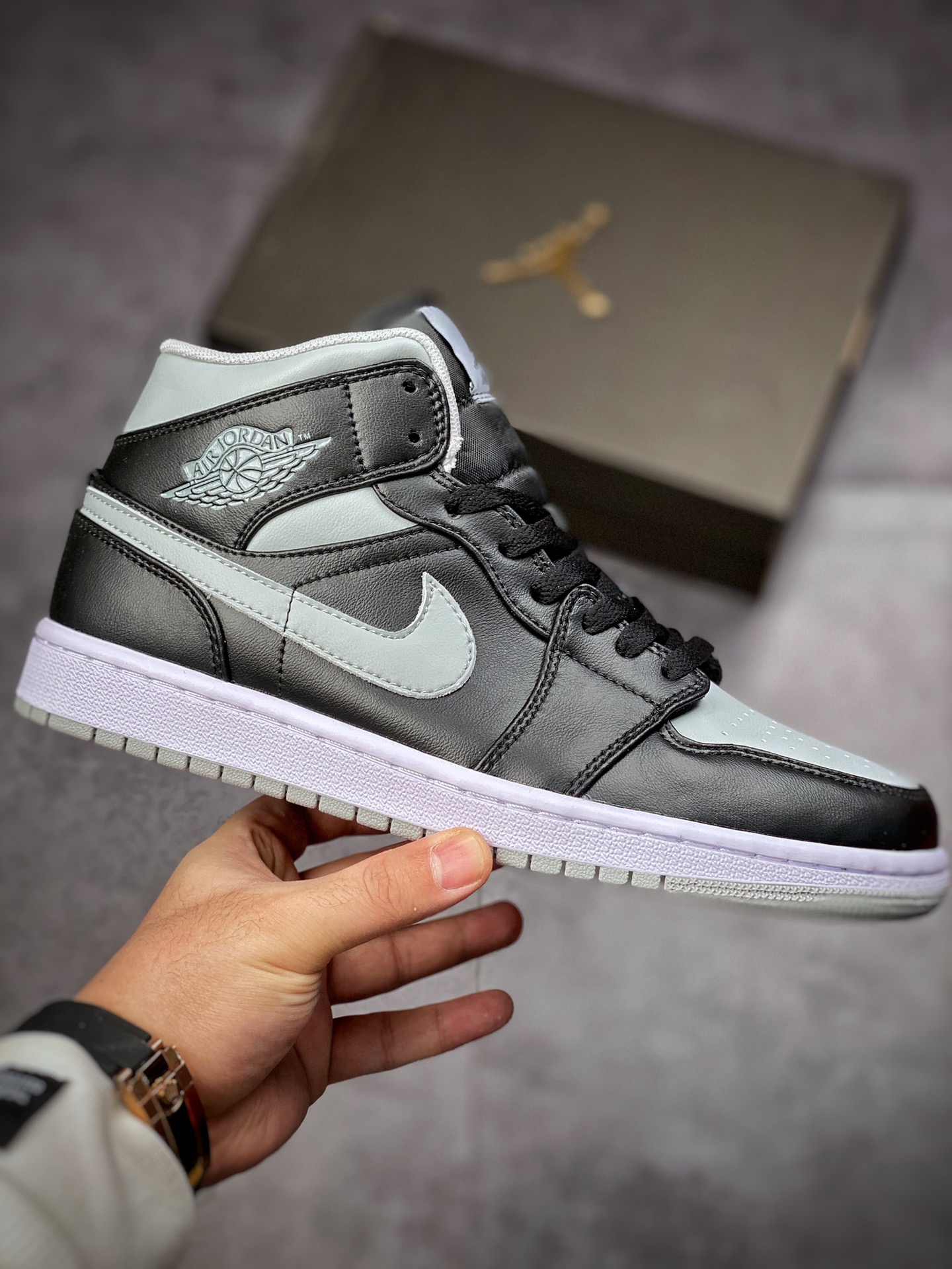 240 Air Jordan 1 Mid AJ中帮篮球鞋 小影子黑灰BQ6472-007