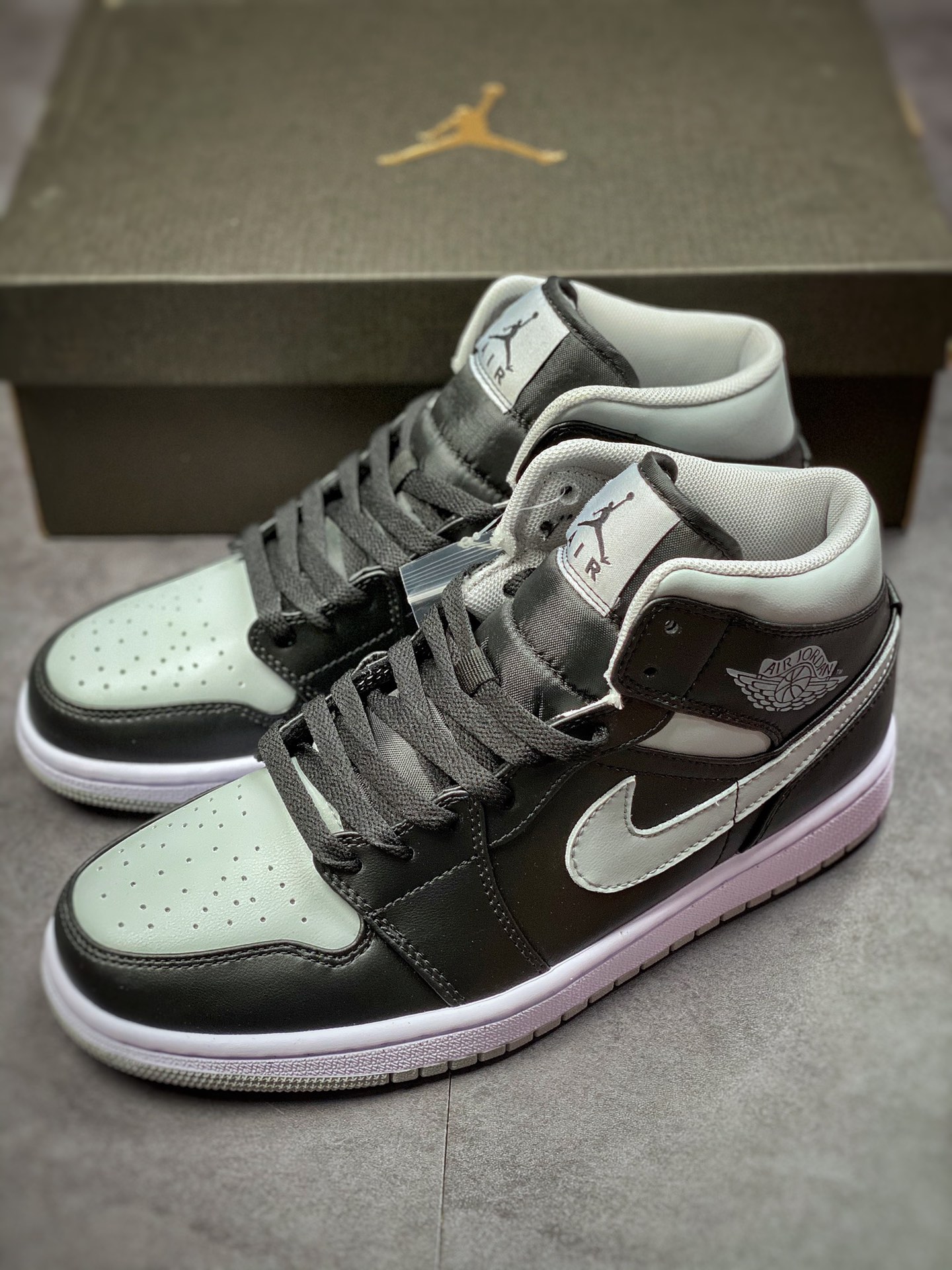 240 Air Jordan 1 Mid AJ中帮篮球鞋 小影子黑灰BQ6472-007