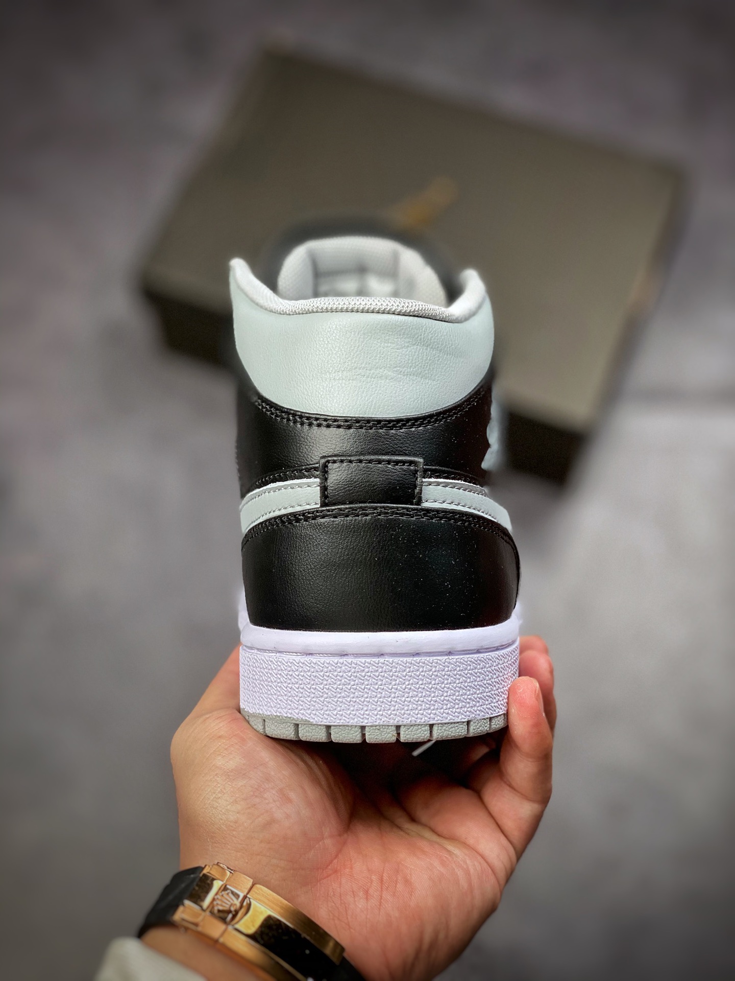 240 Air Jordan 1 Mid AJ中帮篮球鞋 小影子黑灰BQ6472-007