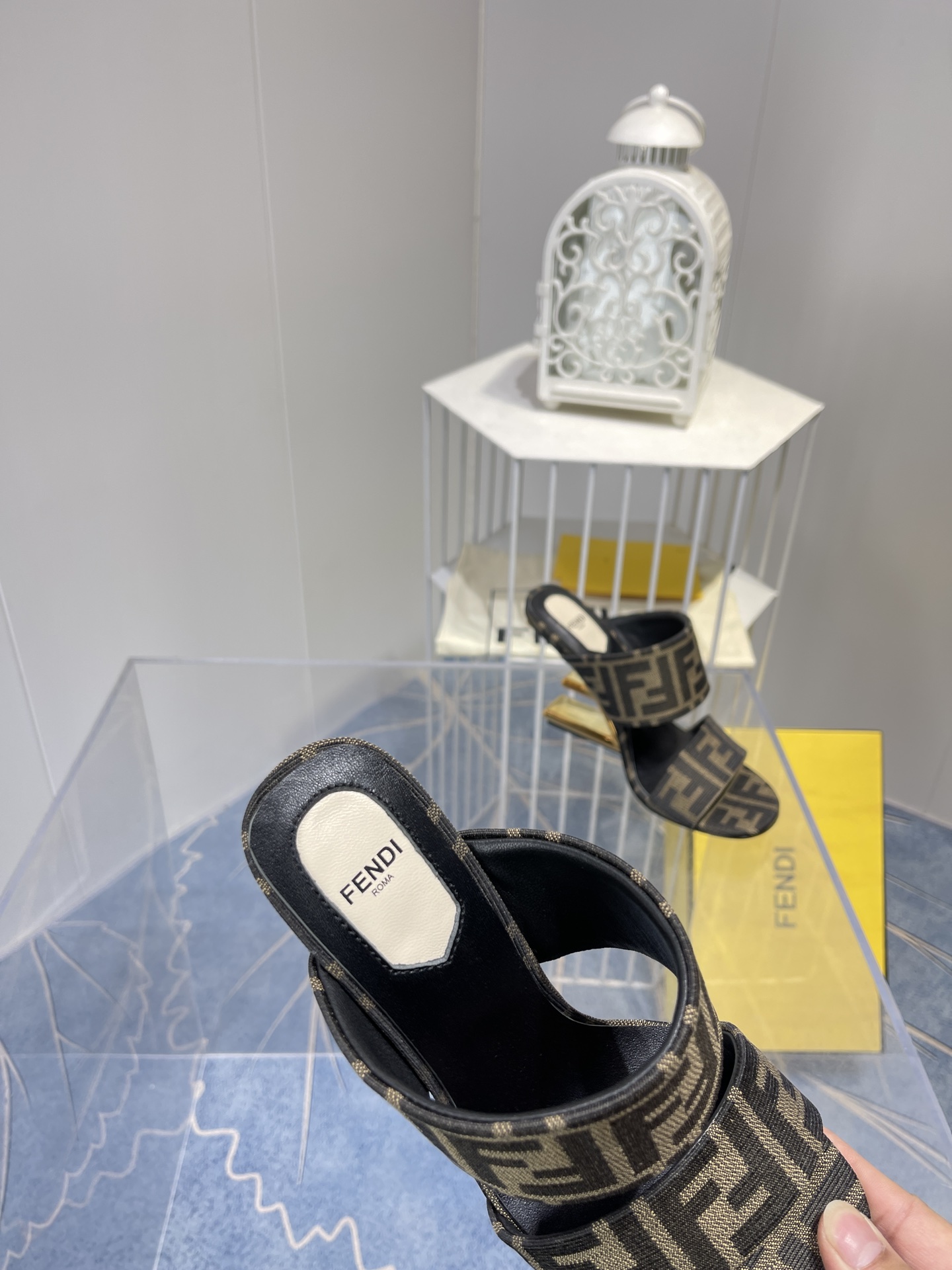 Spring 2022 Fashion Show Highlights: Versace, Fendi Monochrome Collection with Gold Details - 图片 5