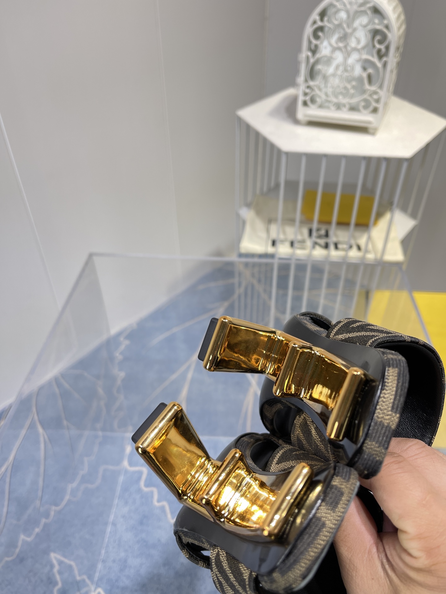 Spring 2022 Fashion Show Highlights: Versace, Fendi Monochrome Collection with Gold Details - 图片 8