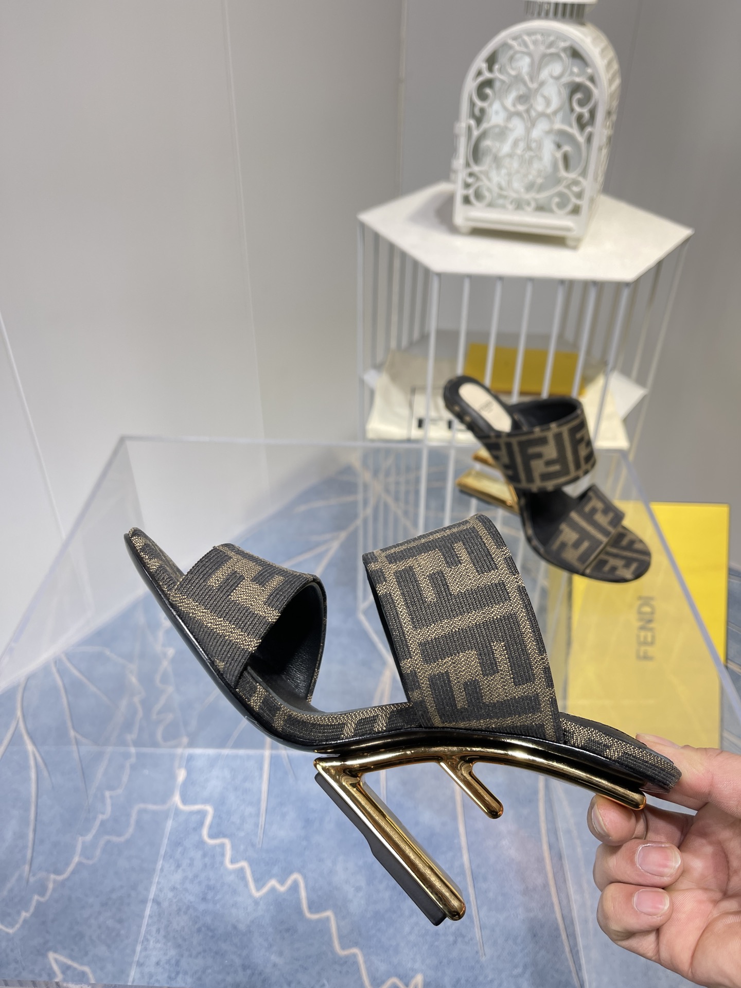 Spring 2022 Fashion Show Highlights: Versace, Fendi Monochrome Collection with Gold Details - 图片 6