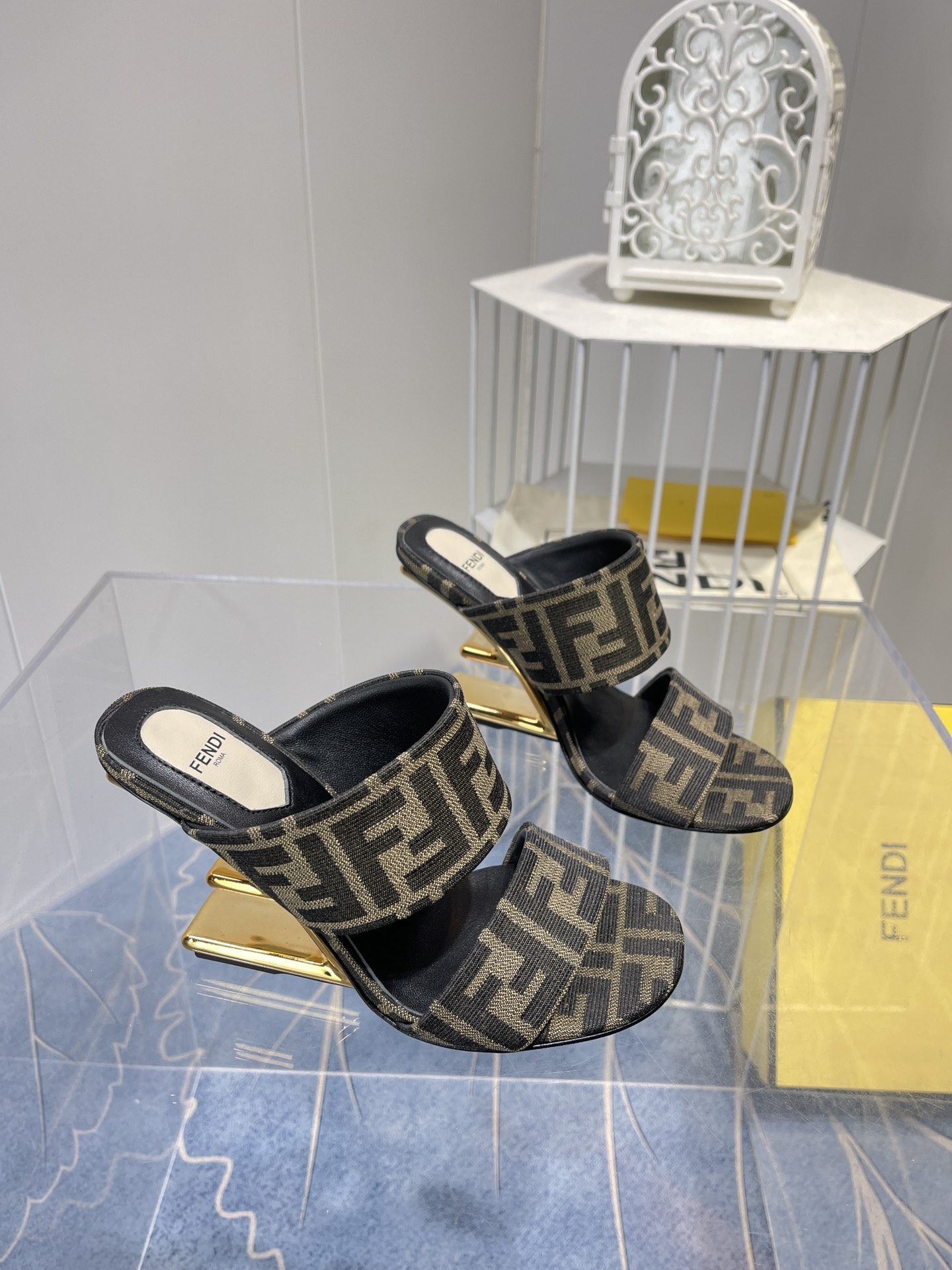 Spring 2022 Fashion Show Highlights: Versace, Fendi Monochrome Collection with Gold Details - 图片 2