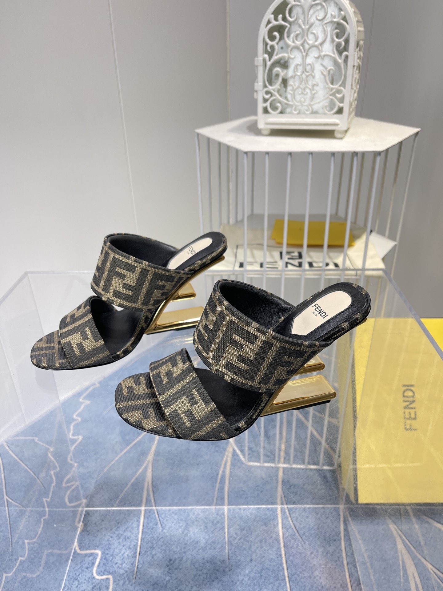 Spring 2022 Fashion Show Highlights: Versace, Fendi Monochrome Collection with Gold Details - 图片 1