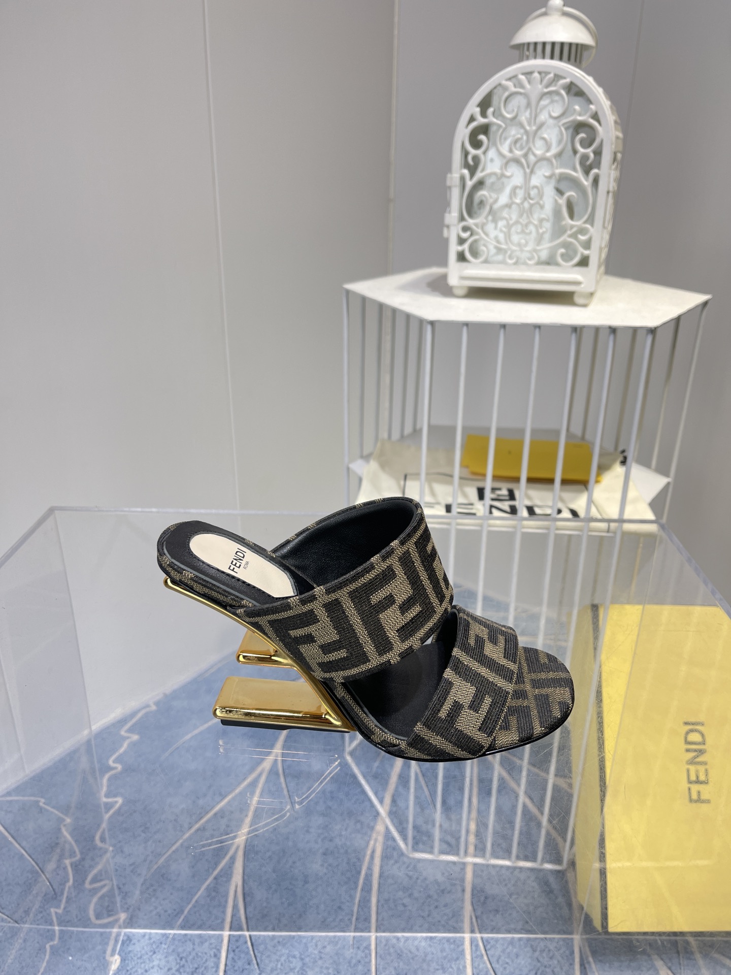 Spring 2022 Fashion Show Highlights: Versace, Fendi Monochrome Collection with Gold Details - 图片 9