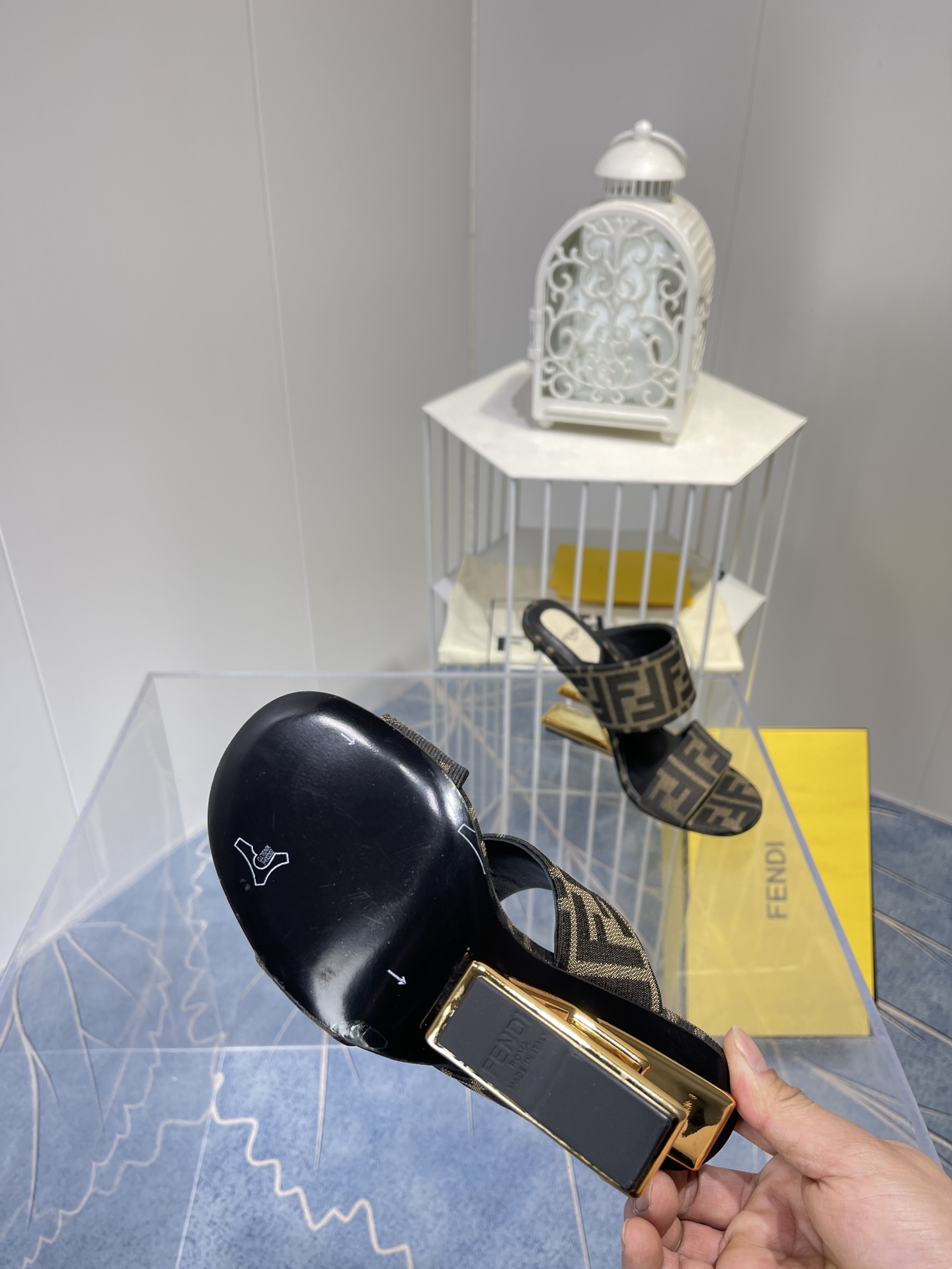 Spring 2022 Fashion Show Highlights: Versace, Fendi Monochrome Collection with Gold Details - 图片 7