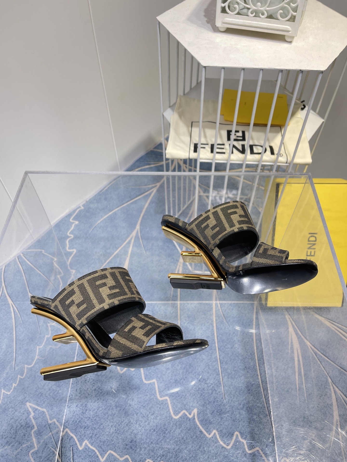 Spring 2022 Fashion Show Highlights: Versace, Fendi Monochrome Collection with Gold Details - 图片 3
