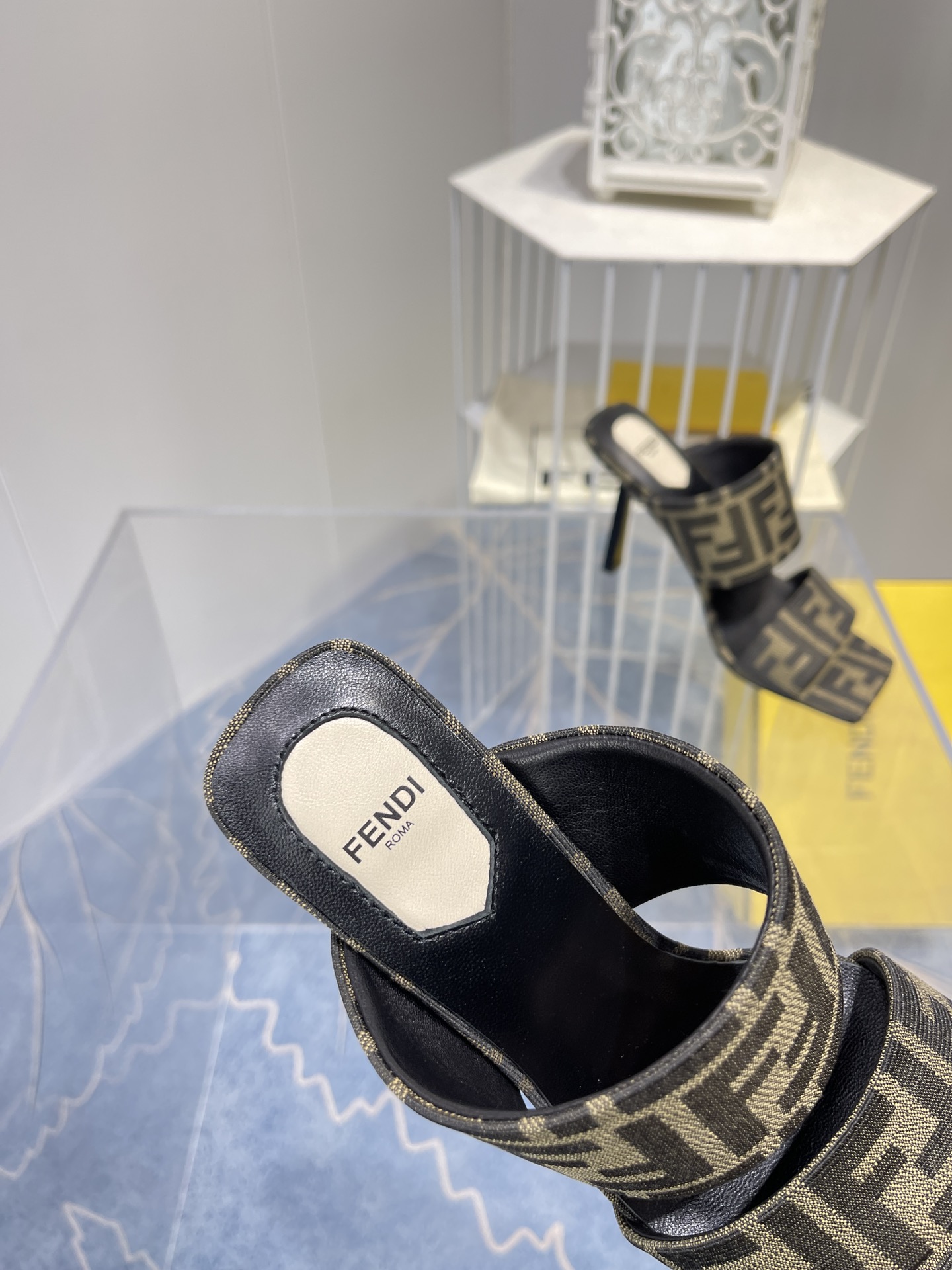 Spring Fashion Show: Versace and Fendi’s Vibrant Monochrome Collection - 图片 5