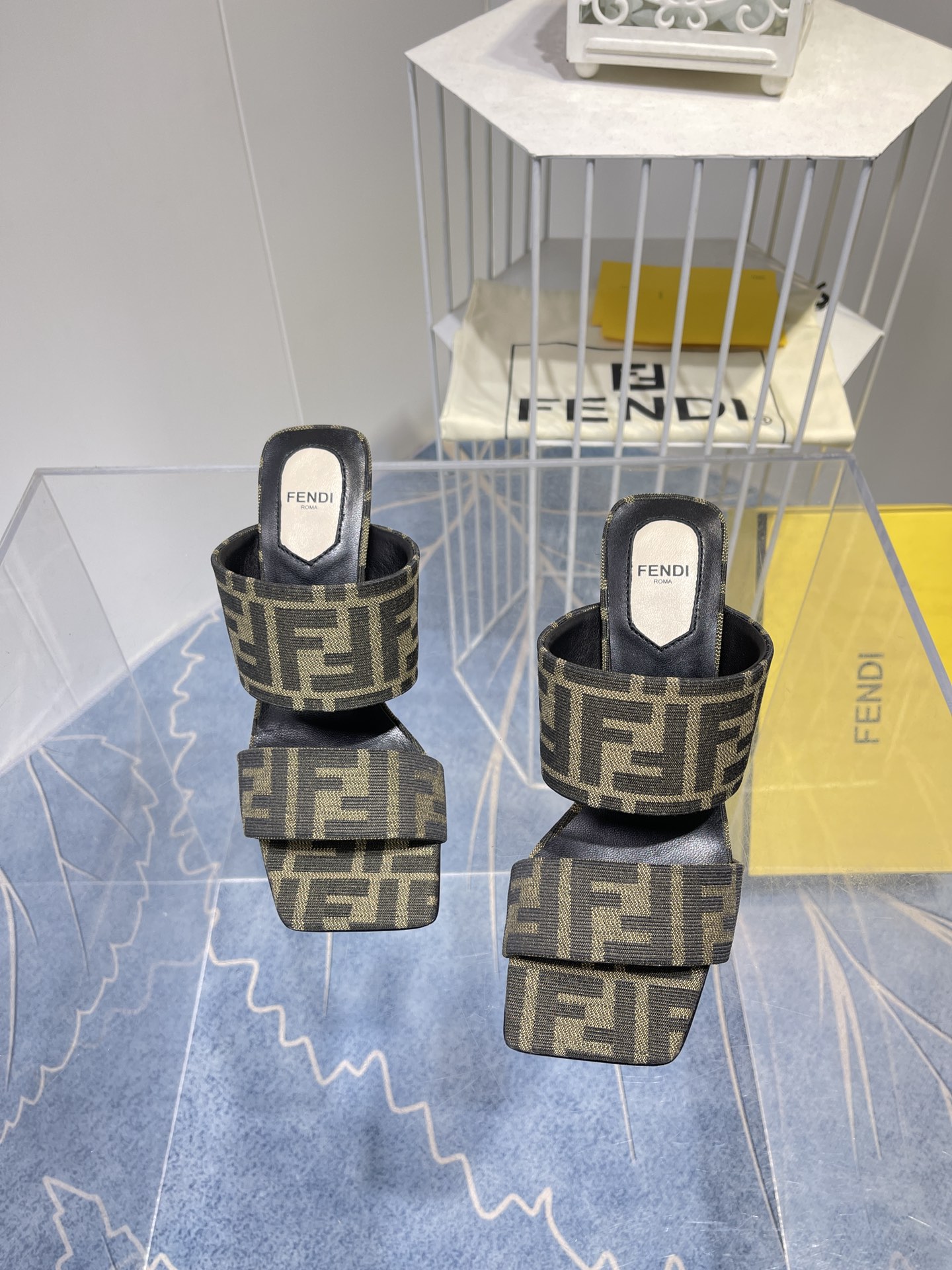 Spring Fashion Show: Versace and Fendi’s Vibrant Monochrome Collection - 图片 4