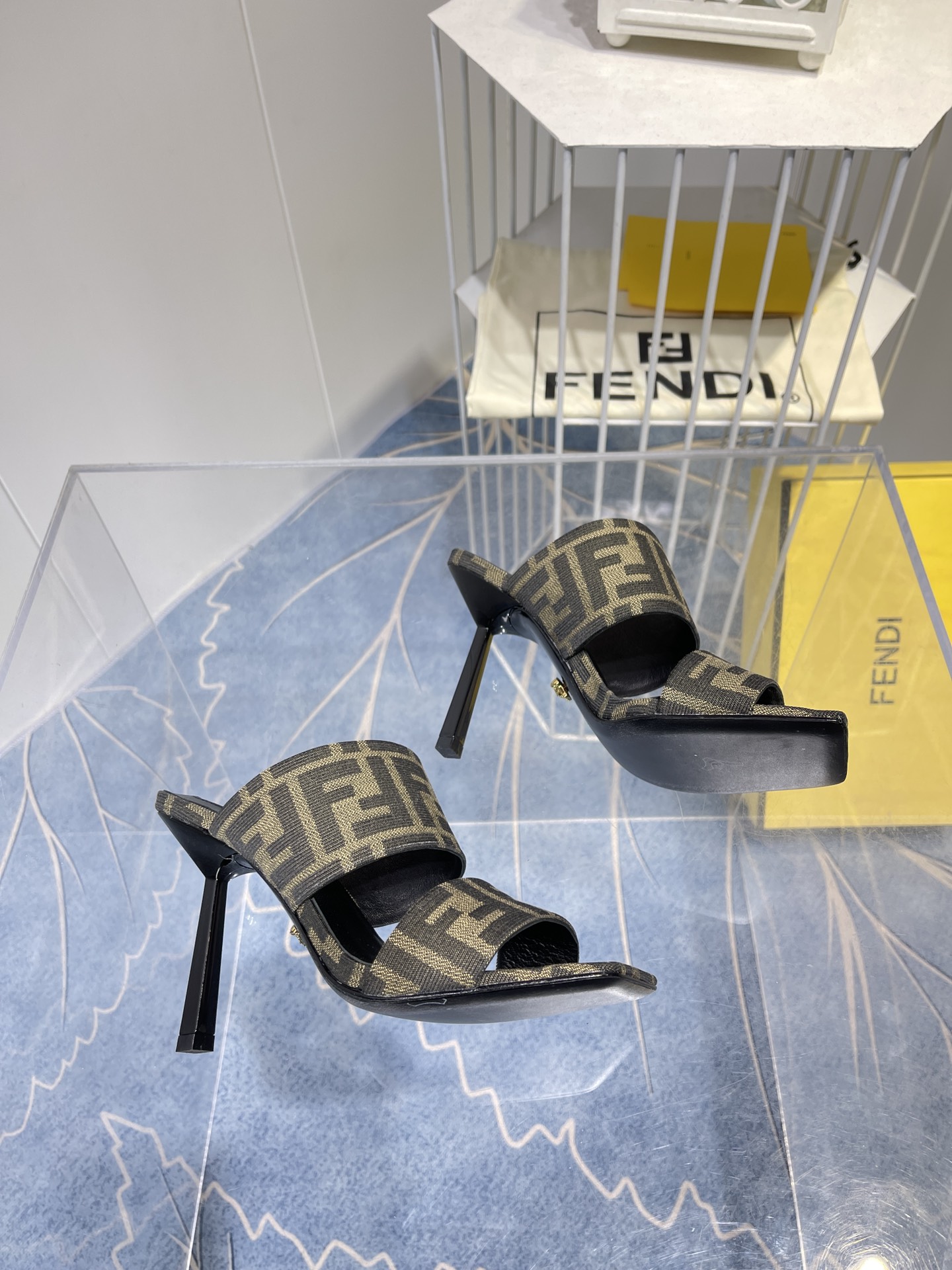 Spring Fashion Show: Versace and Fendi’s Vibrant Monochrome Collection - 图片 3