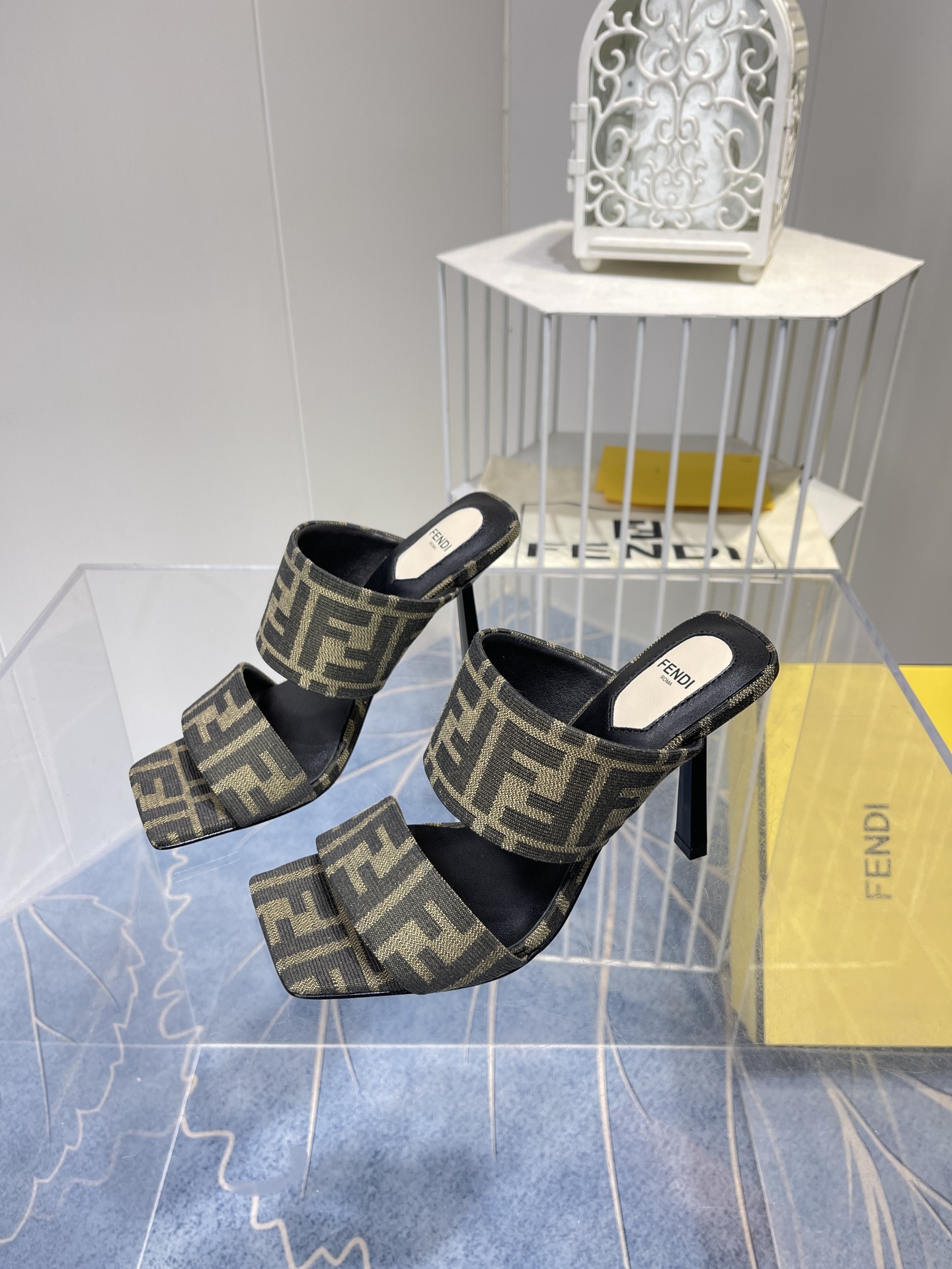 Spring Fashion Show: Versace and Fendi’s Vibrant Monochrome Collection - 图片 1