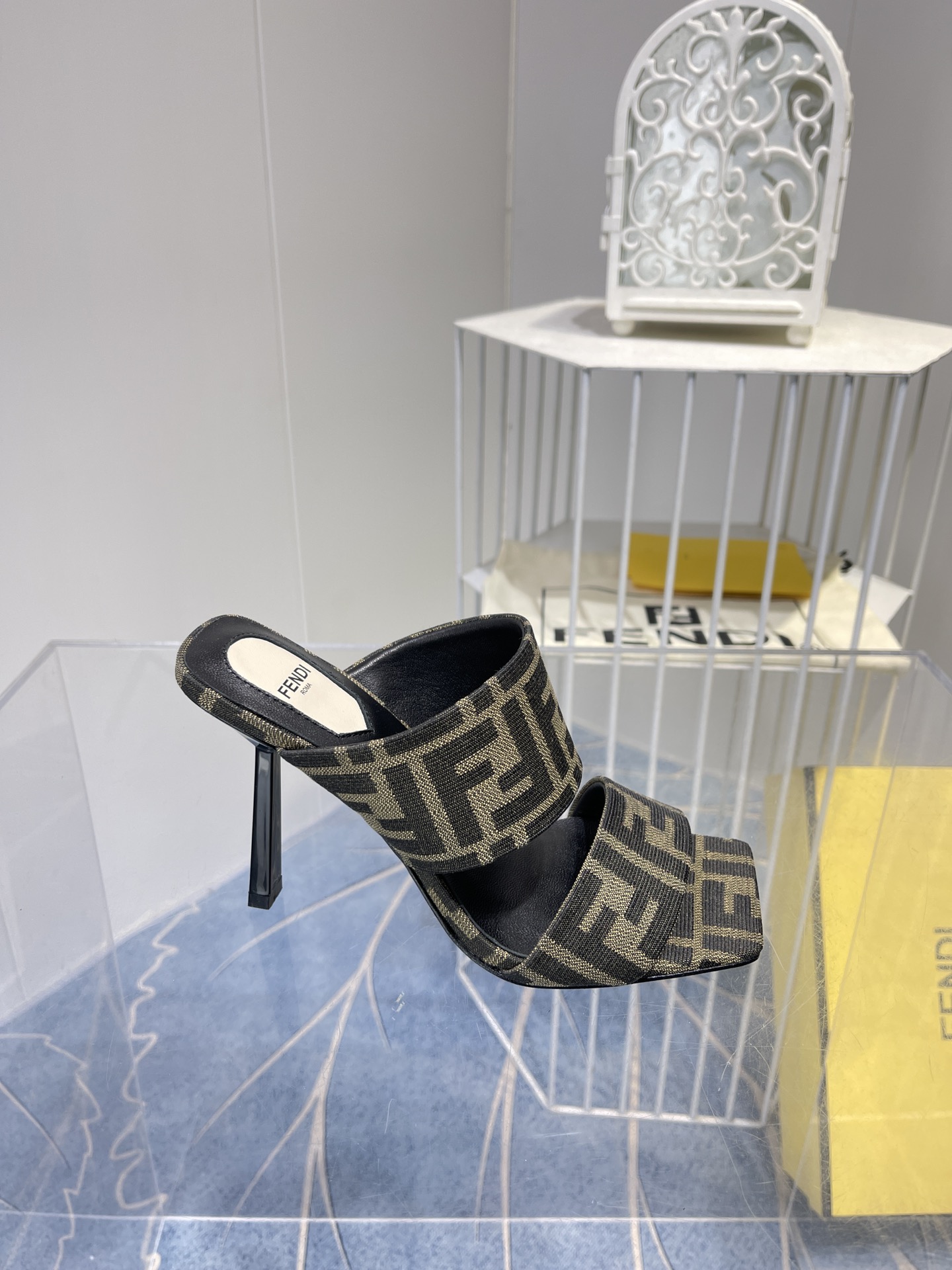 Spring Fashion Show: Versace and Fendi’s Vibrant Monochrome Collection - 图片 9