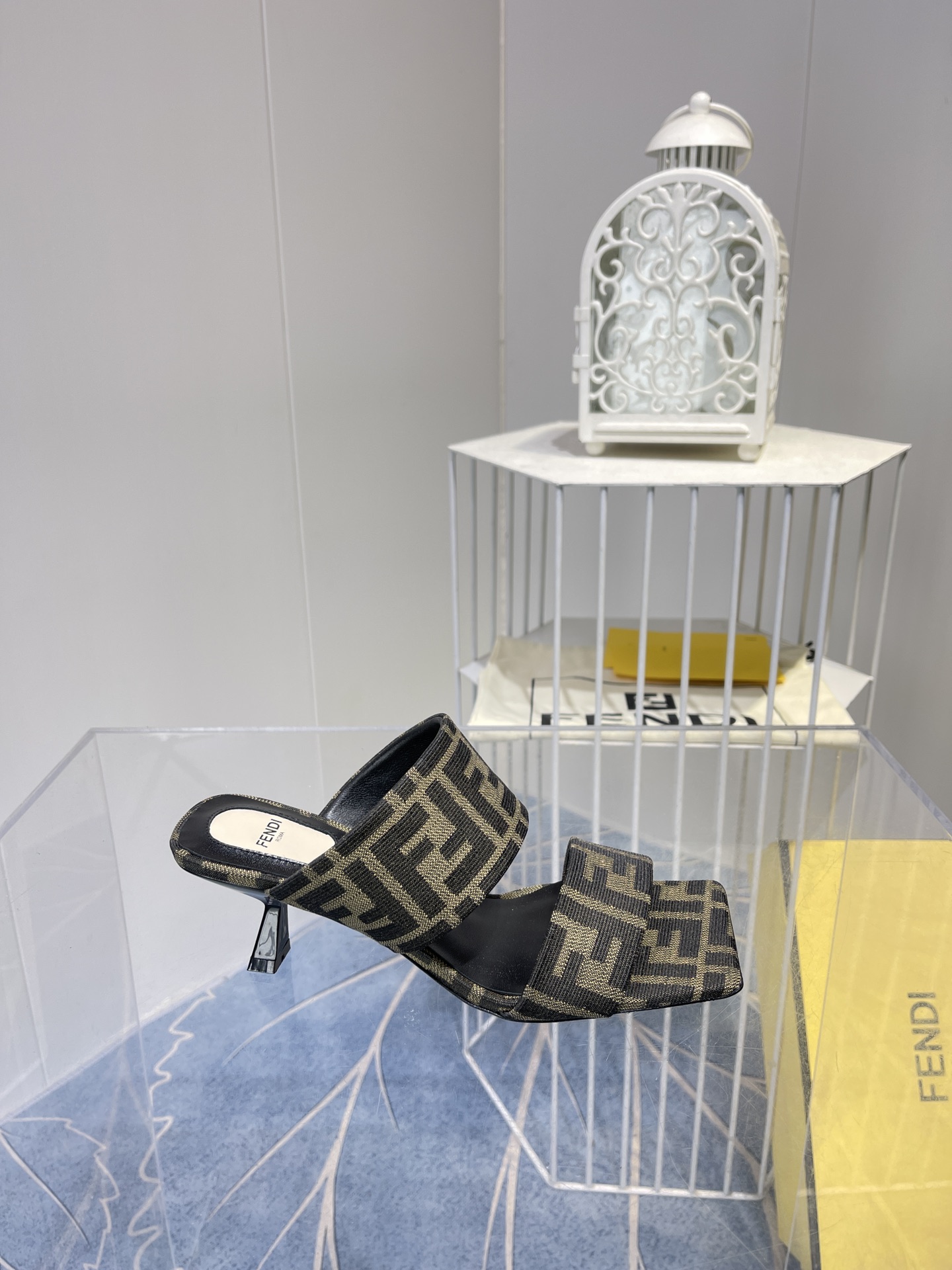 Spring Fashion Show: Versace and Fendi’s Monochrome Collection with Metallic Accents - 图片 9
