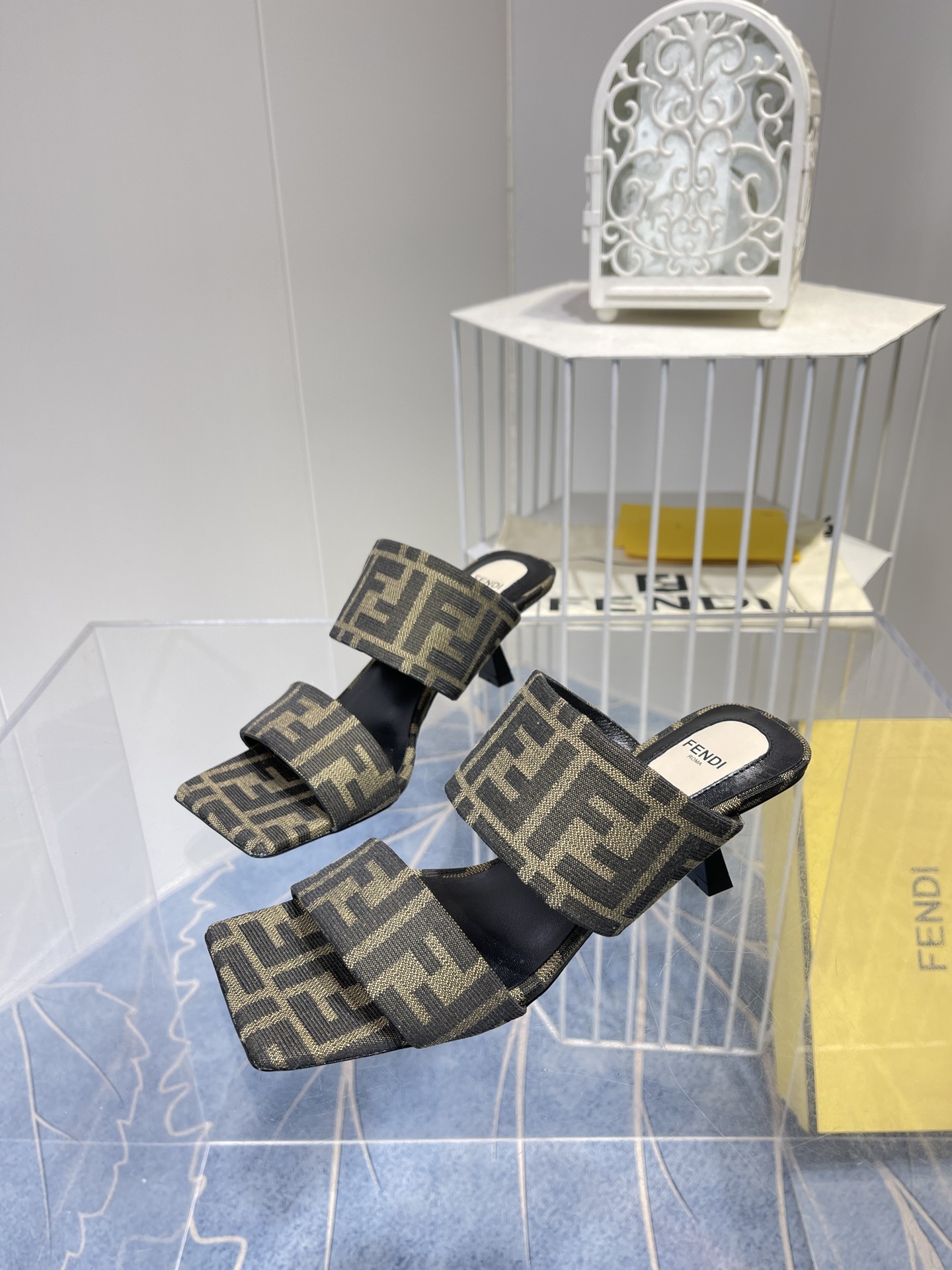 Spring Fashion Show: Versace and Fendi’s Monochrome Collection with Metallic Accents - 图片 1