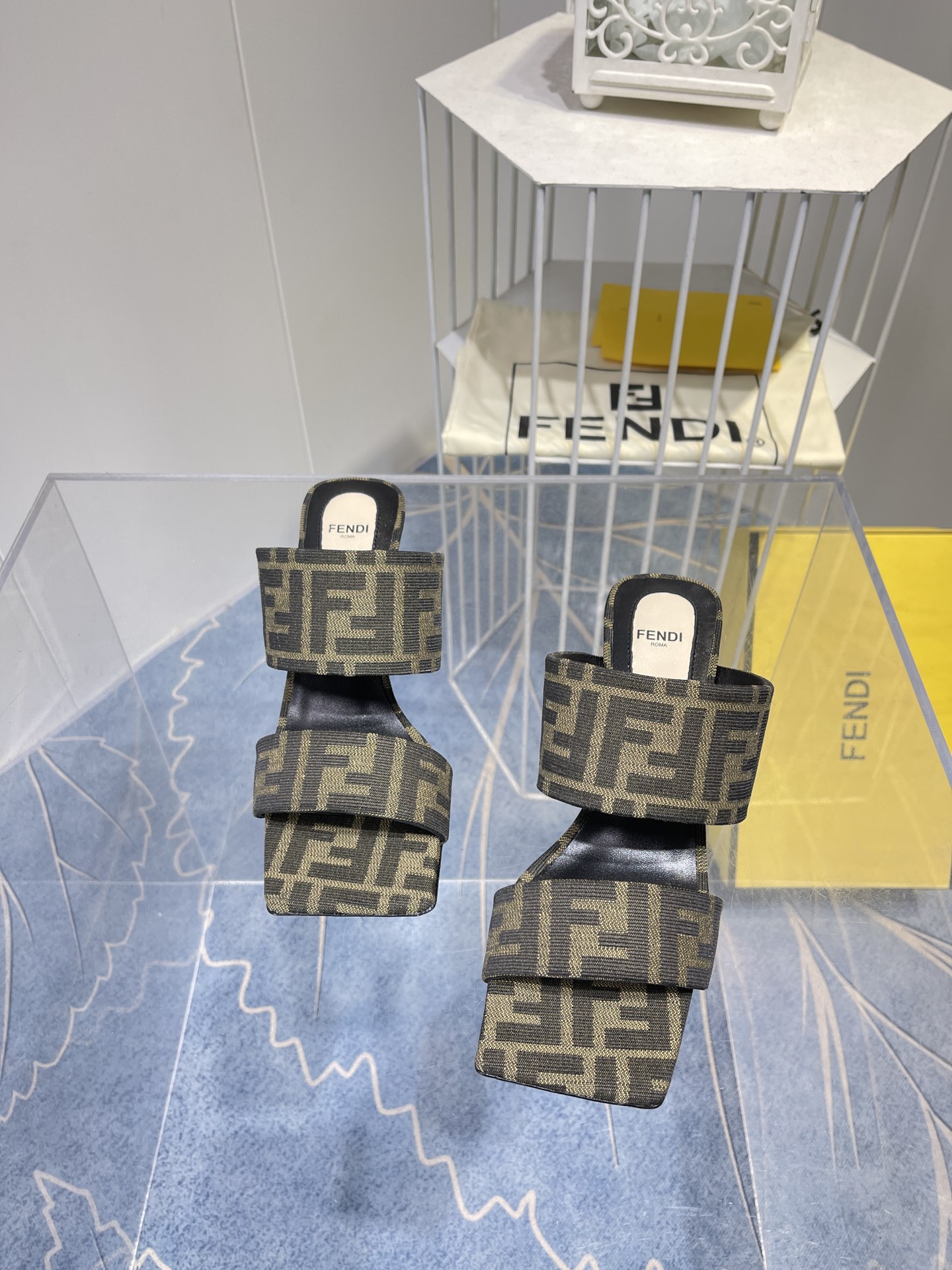 Spring Fashion Show: Versace and Fendi’s Monochrome Collection with Metallic Accents - 图片 4