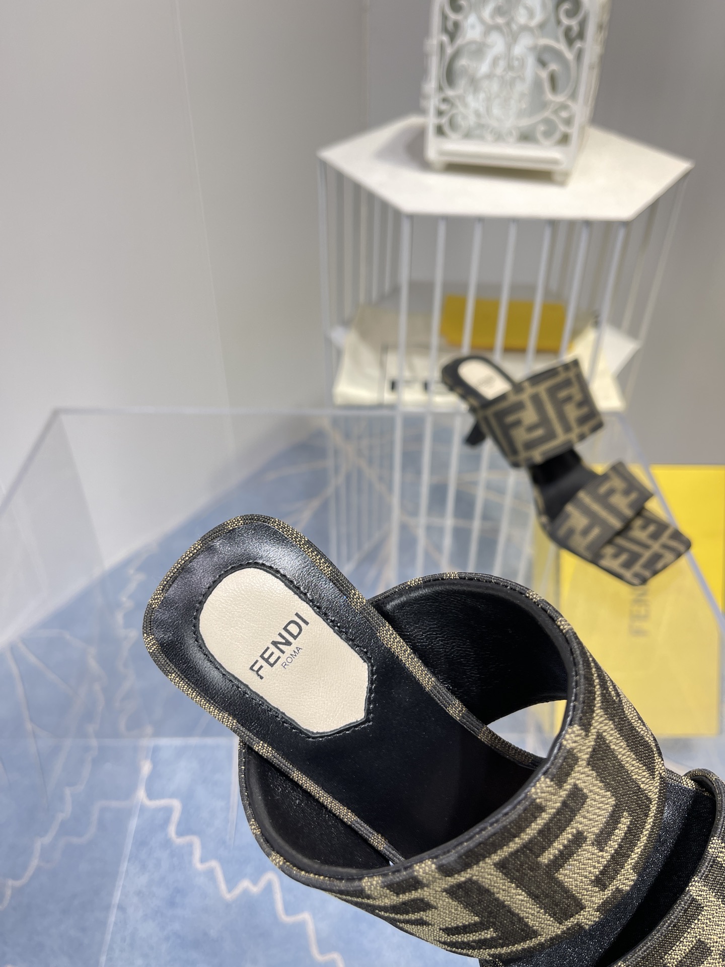 Spring Fashion Show: Versace and Fendi’s Monochrome Collection with Metallic Accents - 图片 5