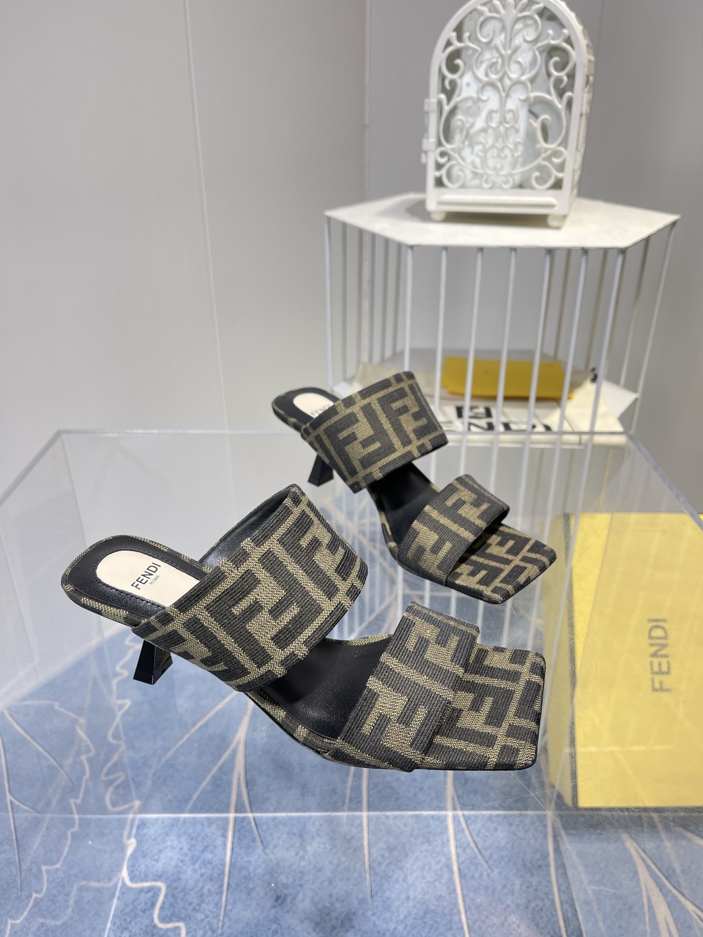 Spring Fashion Show: Versace and Fendi’s Monochrome Collection with Metallic Accents - 图片 2