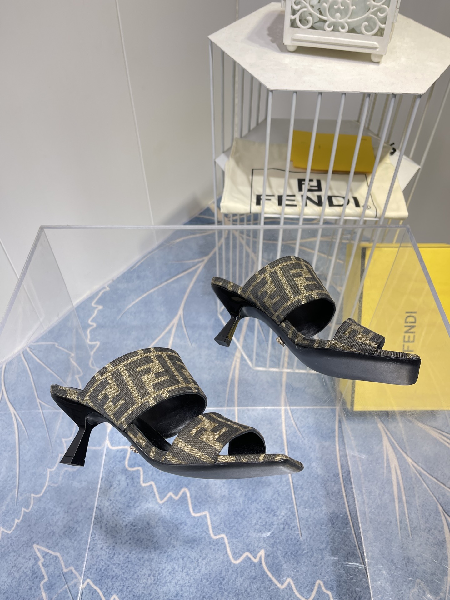 Spring Fashion Show: Versace and Fendi’s Monochrome Collection with Metallic Accents - 图片 3