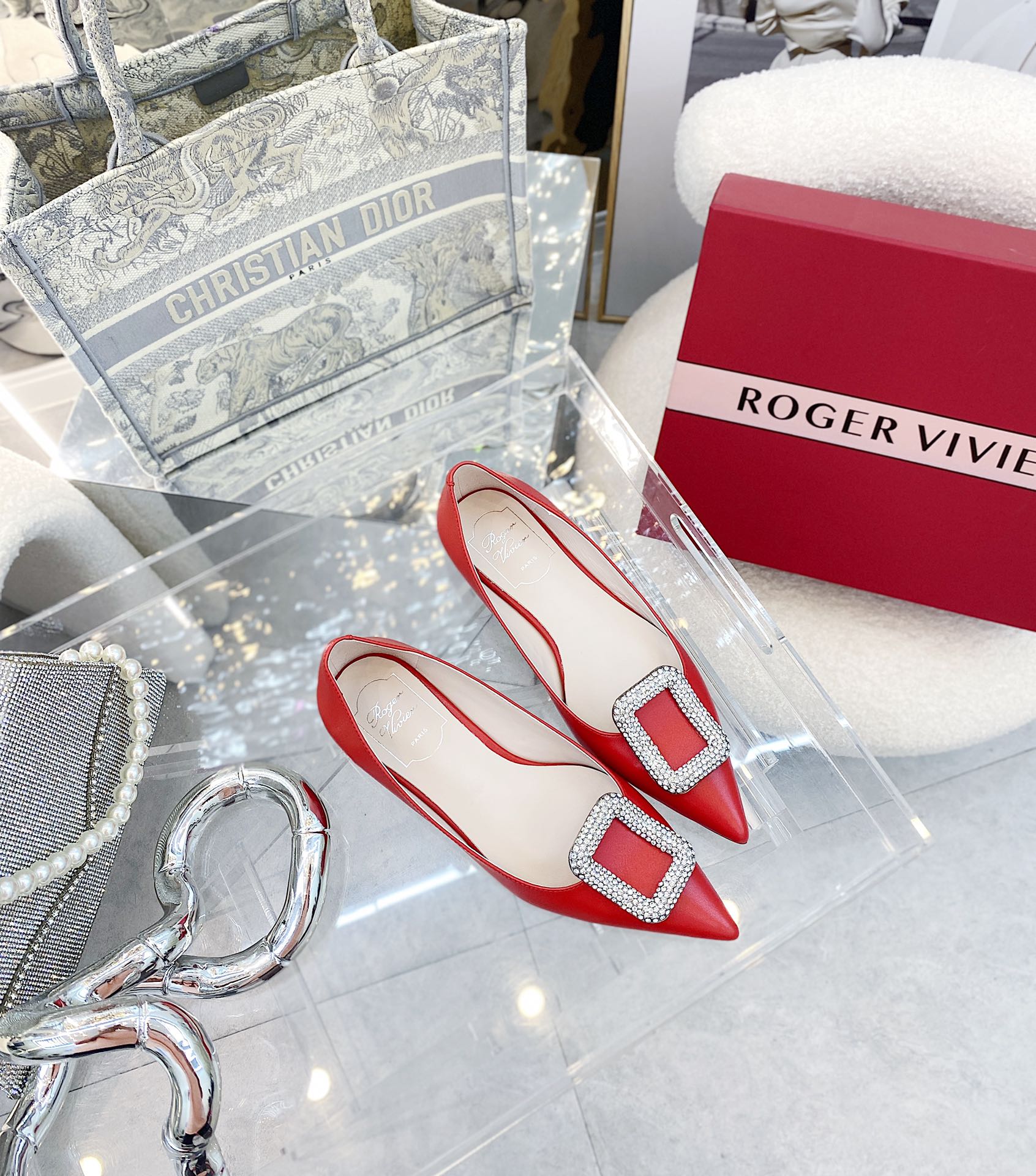 NO:616690,¨2025 counter new series of square buckle rhinestone shoes ★★★★★ An elegant style, the new diamond-embellished upper is luxurious and exquisite, full of high-end, and can be worn in commuting style and socialite style. Original comfortable water-dyed sheepskin upper with private molded diamond buckle. Inner: specific water-dyed first-layer sheepskin, padding sheepskin outsole original open-molded Italian leather outsole Shoe size:  35-39 (40 customized, non-refundable) Delivery of the latest luxury counters with simultaneous packaging High heels/4.5CM/8.5CM, high heels, single shoes, high heels, sheepskin, Leather soles19860909¨2025专柜新款方扣水钻单鞋系列上新 ★★★★★ 气质优雅的一款,新款钻饰上脚奢华精致,高级感满满,通勤风名媛风都妥妥驾驭 鞋面原版舒适水染羊皮鞋面配私模奥钻扣饰  内里: 特定水染头层羊皮,垫脚羊皮 大底原版开模意大利真皮大底 鞋码: 35-39（40定制不退换） 配送豪华最新专柜同步包装 跟高平跟/4.5CM/8.5CM,高跟鞋单鞋,high heels,sheepskin,Leather soles,Women's Shoes