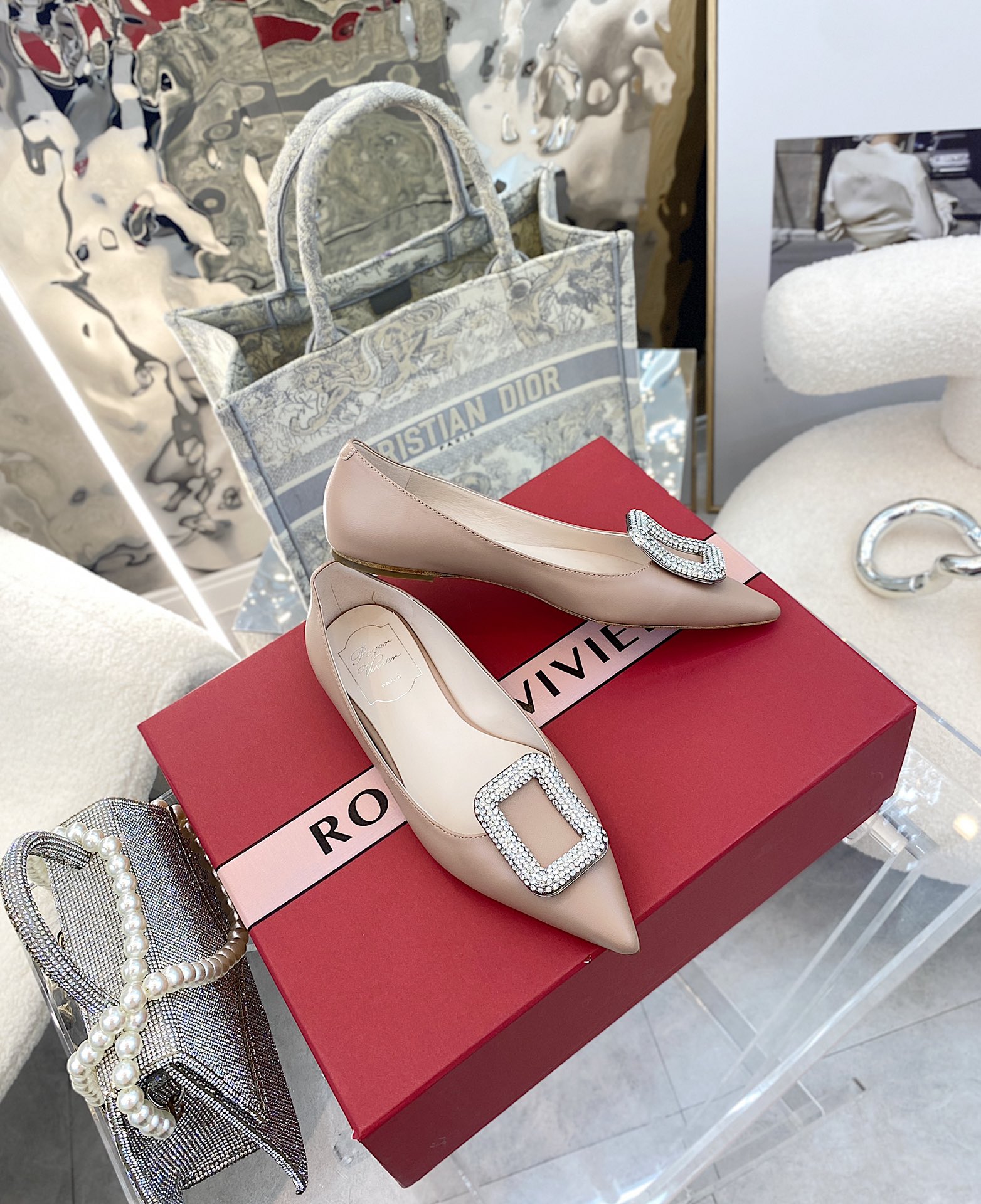 NO:616674,¨2025 counter new series of square buckle rhinestone shoes ★★★★★ An elegant style, the new diamond-embellished upper is luxurious and exquisite, full of high-end, and can be worn in commuting style and socialite style. Original comfortable water-dyed sheepskin upper with private molded diamond buckle. Inner: specific water-dyed first-layer sheepskin, padding sheepskin outsole original open-molded Italian leather outsole Shoe size:  35-39 (40 customized, non-refundable) Delivery of the latest luxury counters with simultaneous packaging High heels/4.5CM/8.5CM, high heels, single shoes, high heels, sheepskin, Leather soles19860909¨2025专柜新款方扣水钻单鞋系列上新 ★★★★★ 气质优雅的一款,新款钻饰上脚奢华精致,高级感满满,通勤风名媛风都妥妥驾驭 鞋面原版舒适水染羊皮鞋面配私模奥钻扣饰  内里: 特定水染头层羊皮,垫脚羊皮 大底原版开模意大利真皮大底 鞋码: 35-39（40定制不退换） 配送豪华最新专柜同步包装 跟高平跟/4.5CM/8.5CM,高跟鞋单鞋,high heels,sheepskin,Leather soles,Women's Shoes