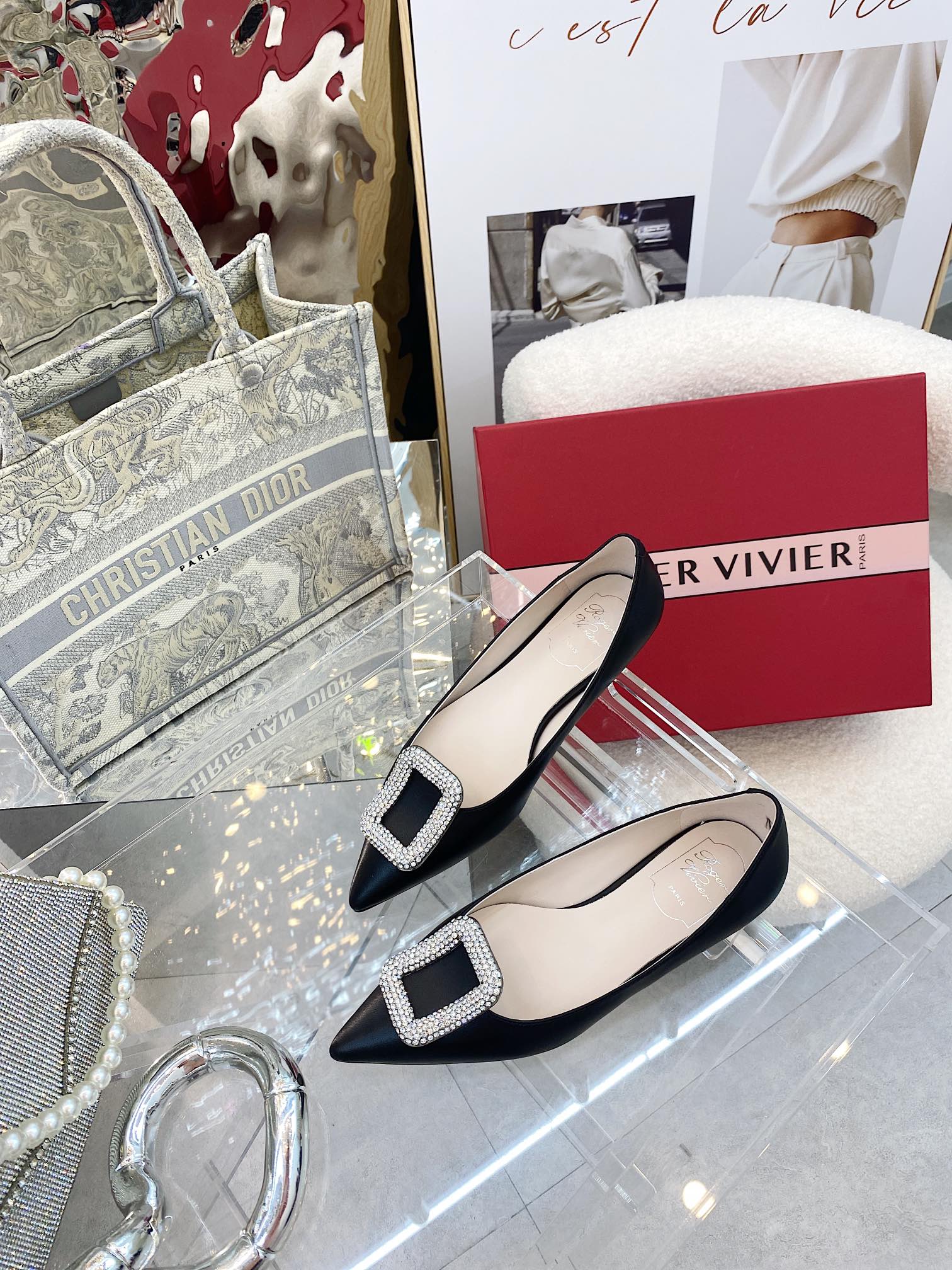 NO:616686,¨2025 counter new series of square buckle rhinestone shoes ★★★★★ An elegant style, the new diamond-embellished upper is luxurious and exquisite, full of high-end, and can be worn in commuting style and socialite style. Original comfortable water-dyed sheepskin upper with private molded diamond buckle. Inner: specific water-dyed first-layer sheepskin, padding sheepskin outsole original open-molded Italian leather outsole Shoe size:  35-39 (40 customized, non-refundable) Delivery of the latest luxury counters with simultaneous packaging High heels/4.5CM/8.5CM, high heels, single shoes, high heels, sheepskin, Leather soles19860909¨2025专柜新款方扣水钻单鞋系列上新 ★★★★★ 气质优雅的一款,新款钻饰上脚奢华精致,高级感满满,通勤风名媛风都妥妥驾驭 鞋面原版舒适水染羊皮鞋面配私模奥钻扣饰  内里: 特定水染头层羊皮,垫脚羊皮 大底原版开模意大利真皮大底 鞋码: 35-39（40定制不退换） 配送豪华最新专柜同步包装 跟高平跟/4.5CM/8.5CM,高跟鞋单鞋,high heels,sheepskin,Leather soles,Women's Shoes