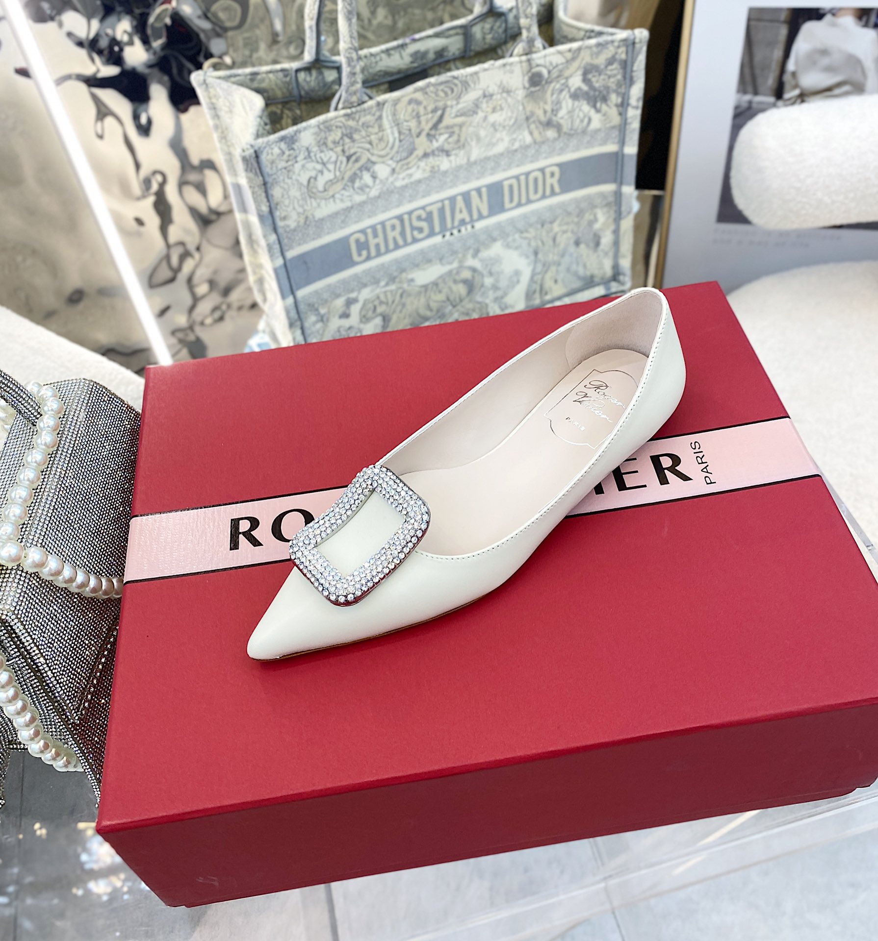 NO:616692,¨2025 counter new series of square buckle rhinestone shoes ★★★★★ An elegant style, the new diamond-embellished upper is luxurious and exquisite, full of high-end, and can be worn in commuting style and socialite style. Original comfortable water-dyed sheepskin upper with private molded diamond buckle. Inner: specific water-dyed first-layer sheepskin, padding sheepskin outsole original open-molded Italian leather outsole Shoe size:  35-39 (40 customized, non-refundable) Delivery of the latest luxury counters with simultaneous packaging High heels/4.5CM/8.5CM, high heels, single shoes, high heels, sheepskin, Leather soles19860909¨2025专柜新款方扣水钻单鞋系列上新 ★★★★★ 气质优雅的一款,新款钻饰上脚奢华精致,高级感满满,通勤风名媛风都妥妥驾驭 鞋面原版舒适水染羊皮鞋面配私模奥钻扣饰  内里: 特定水染头层羊皮,垫脚羊皮 大底原版开模意大利真皮大底 鞋码: 35-39（40定制不退换） 配送豪华最新专柜同步包装 跟高平跟/4.5CM/8.5CM,高跟鞋单鞋,high heels,sheepskin,Leather soles,Women's Shoes