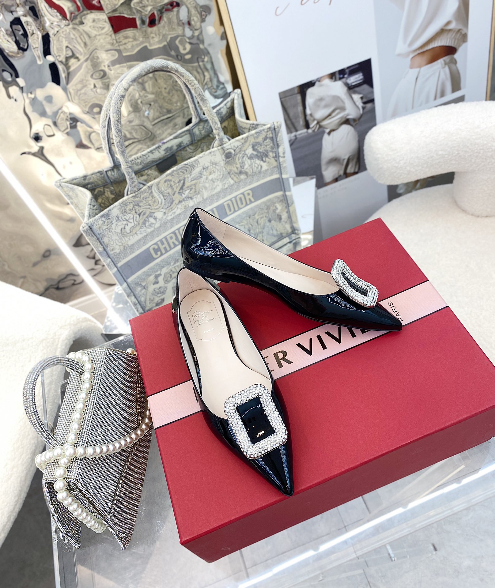 NO:616668,¨2025 counter new series of square buckle rhinestone shoes ★★★★★ An elegant style, the new diamond-embellished upper is luxurious and exquisite, full of high-end, and can be worn in commuting style and socialite style. Original comfortable water-dyed sheepskin upper with private molded diamond buckle. Inner: specific water-dyed first-layer sheepskin, padding sheepskin outsole original open-molded Italian leather outsole Shoe size:  35-39 (40 customized, non-refundable) Delivery of the latest luxury counters with simultaneous packaging High heels/4.5CM/8.5CM, high heels, single shoes, high heels, sheepskin, Leather soles19860909¨2025专柜新款方扣水钻单鞋系列上新 ★★★★★ 气质优雅的一款,新款钻饰上脚奢华精致,高级感满满,通勤风名媛风都妥妥驾驭 鞋面原版舒适水染羊皮鞋面配私模奥钻扣饰  内里: 特定水染头层羊皮,垫脚羊皮 大底原版开模意大利真皮大底 鞋码: 35-39（40定制不退换） 配送豪华最新专柜同步包装 跟高平跟/4.5CM/8.5CM,高跟鞋单鞋,high heels,sheepskin,Leather soles,Women's Shoes