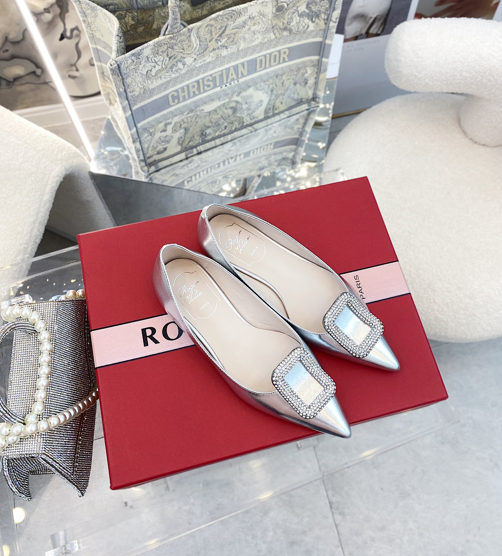 NO:616680,¨2025 counter new series of square buckle rhinestone shoes ★★★★★ An elegant style, the new diamond-embellished upper is luxurious and exquisite, full of high-end, and can be worn in commuting style and socialite style. Original comfortable water-dyed sheepskin upper with private molded diamond buckle. Inner: specific water-dyed first-layer sheepskin, padding sheepskin outsole original open-molded Italian leather outsole Shoe size:  35-39 (40 customized, non-refundable) Delivery of the latest luxury counters with simultaneous packaging High heels/4.5CM/8.5CM, high heels, single shoes, high heels, sheepskin, Leather soles19860909¨2025专柜新款方扣水钻单鞋系列上新 ★★★★★ 气质优雅的一款,新款钻饰上脚奢华精致,高级感满满,通勤风名媛风都妥妥驾驭 鞋面原版舒适水染羊皮鞋面配私模奥钻扣饰  内里: 特定水染头层羊皮,垫脚羊皮 大底原版开模意大利真皮大底 鞋码: 35-39（40定制不退换） 配送豪华最新专柜同步包装 跟高平跟/4.5CM/8.5CM,高跟鞋单鞋,high heels,sheepskin,Leather soles,Women's Shoes