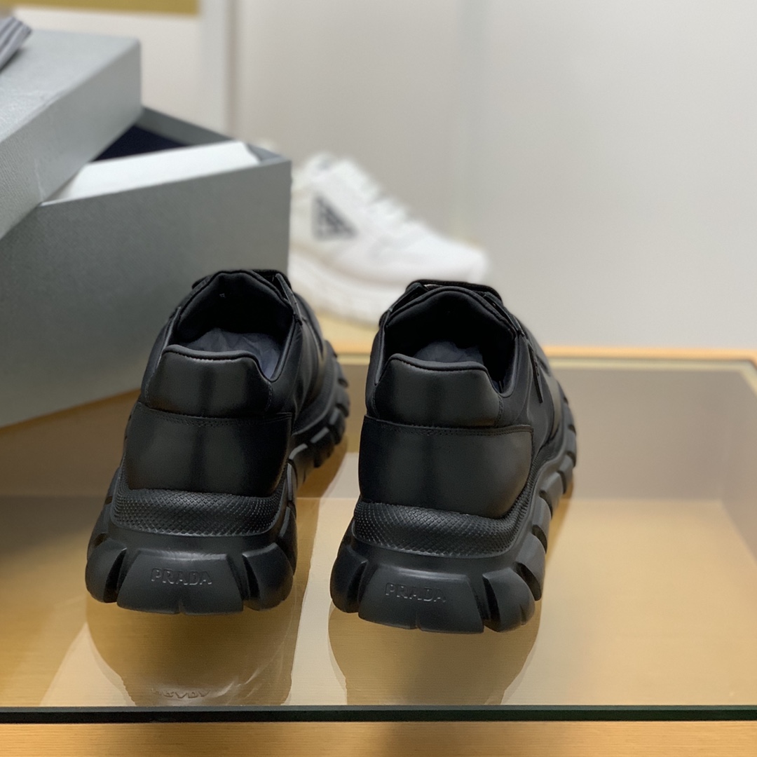 PRADA普拉达   采用柔软的皮革与尼龙布拼接而成男士运动鞋