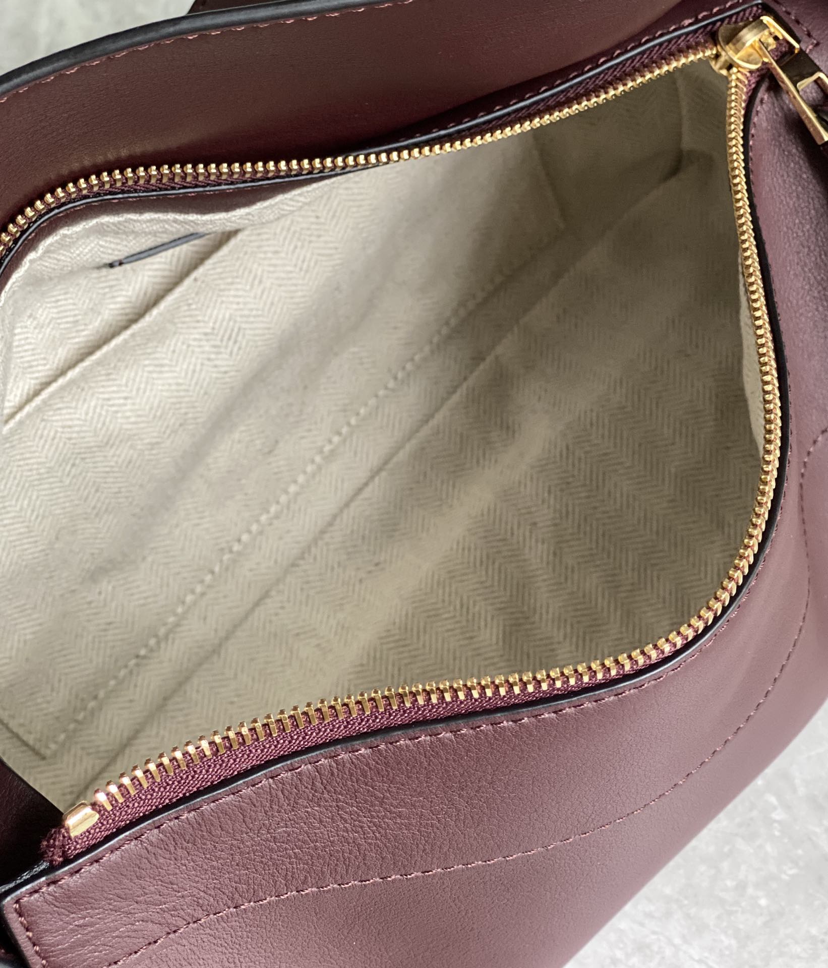 LOEWE罗意威Puzzle hobo腋下包 0673酒红