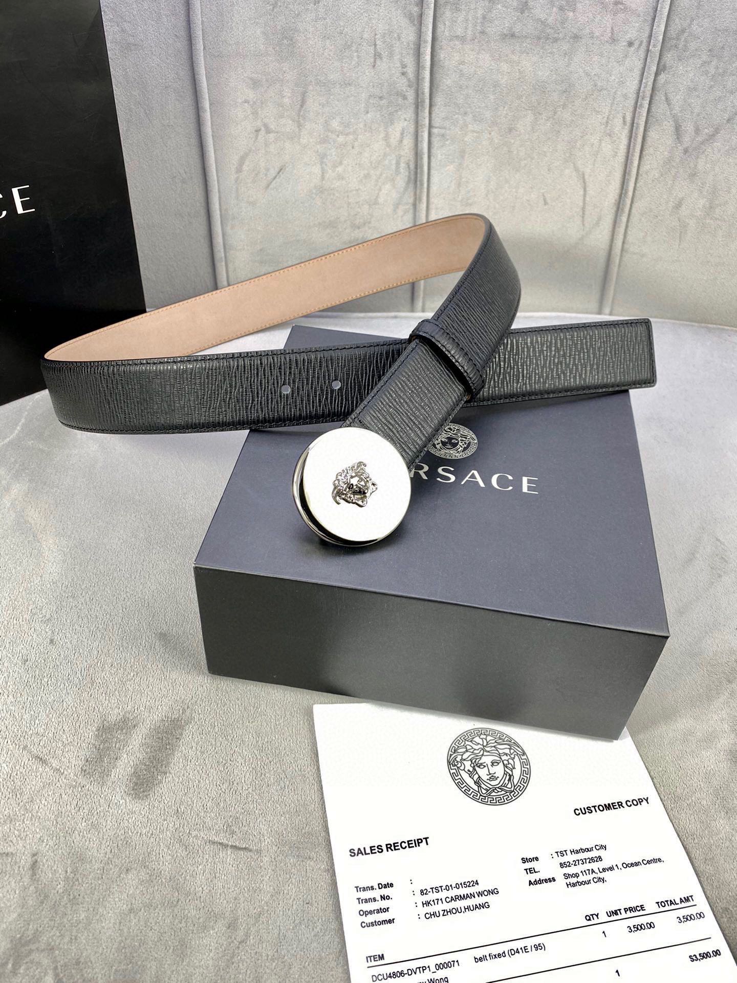  宽度4.0cm （范思哲） 此款牙签纹 腰带饰有标志性的Versace美杜莎头像扣，彰显品牌格调。是一