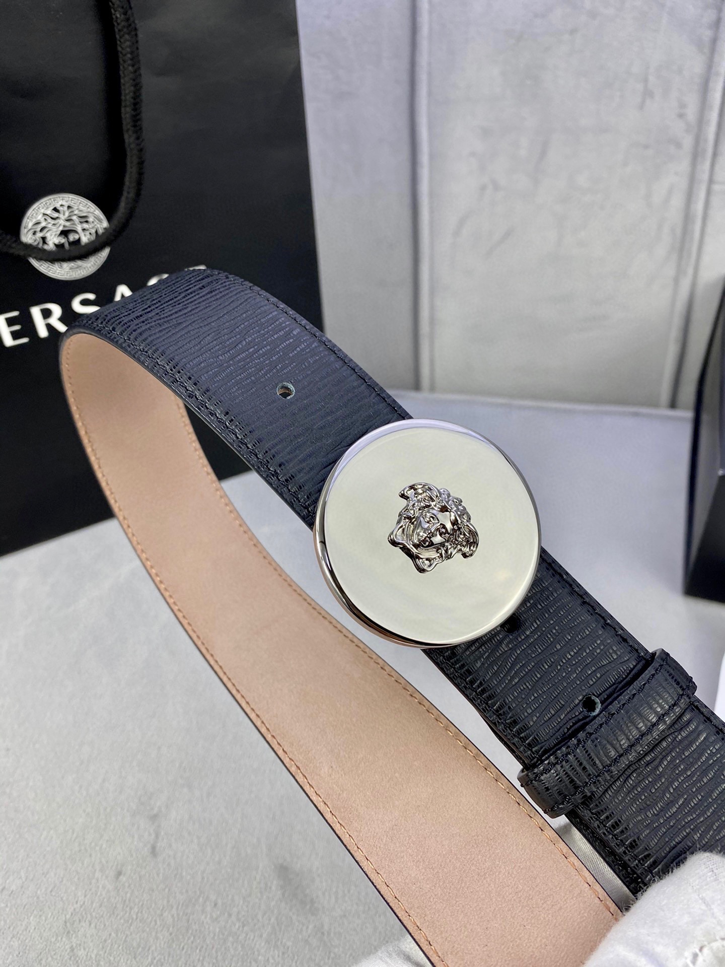  宽度4.0cm （范思哲） 此款牙签纹 腰带饰有标志性的Versace美杜莎头像扣，彰显品牌格调。是一