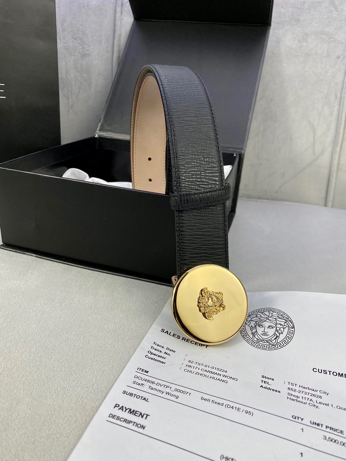  宽度4.0cm （范思哲） 此款牙签纹 腰带饰有标志性的Versace美杜莎头像扣，彰显品牌格调。是一