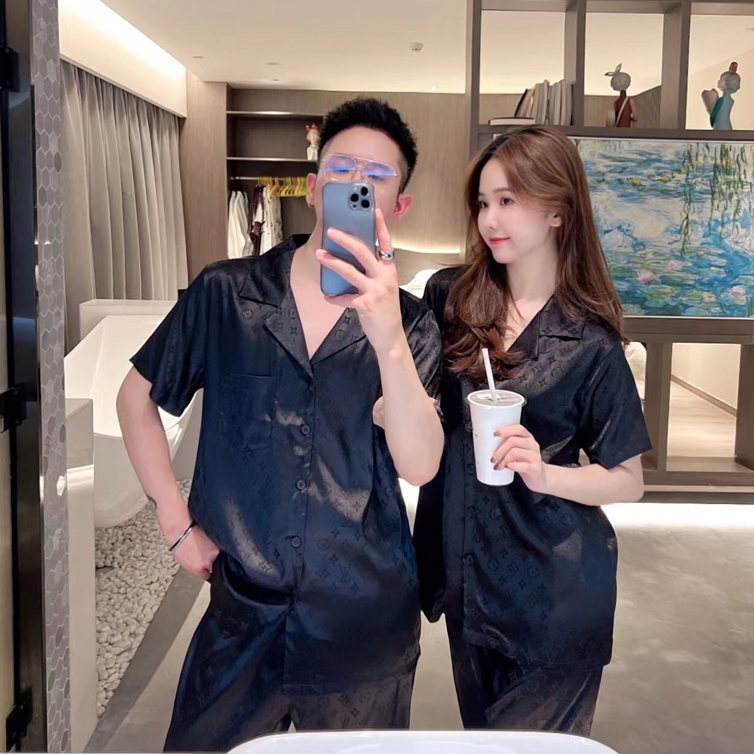 NO:123908,LOUIS VUITTON Home Clothing Haute Couture Korean silk fabrics are skin-friendly and comfortable, the same style as men and women. Women's size: S~L, men's size: M~XXXL,, louis vuitton, louis vuitton, alexander wang19860909LOUIS VUITTON路易威登 家居服 高定韩国丝面料亲肤轻柔舒适 男女同款 女码:S～L,男码:M～XXXL,,louis vuitton,louis vuitton,alexander wang,Men's clothing