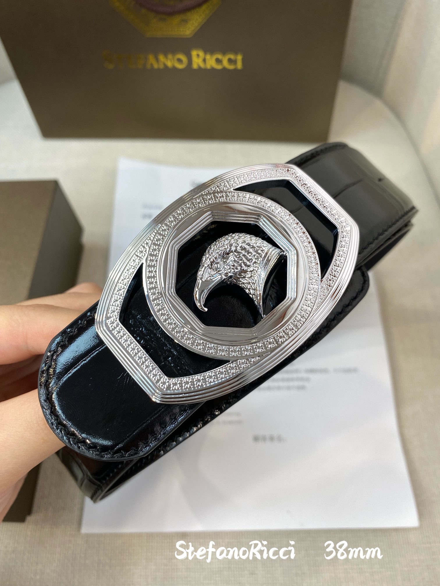 SR史蒂芬鹰头设计得栩栩如生全身散发