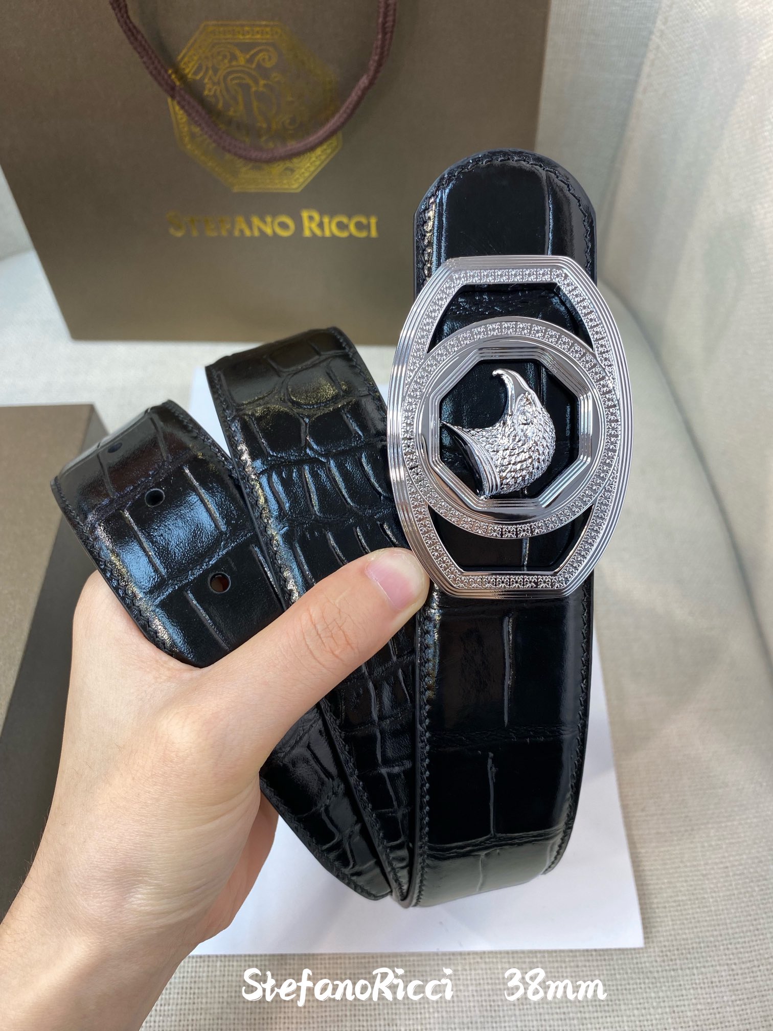 SR史蒂芬鹰头设计得栩栩如生全身散发