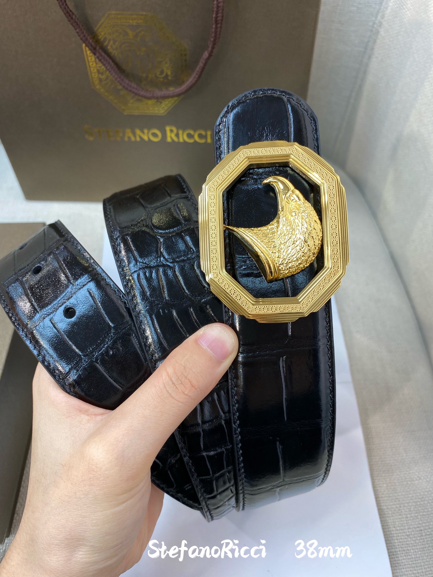 SR史蒂芬鹰头设计得栩栩如生全身散发