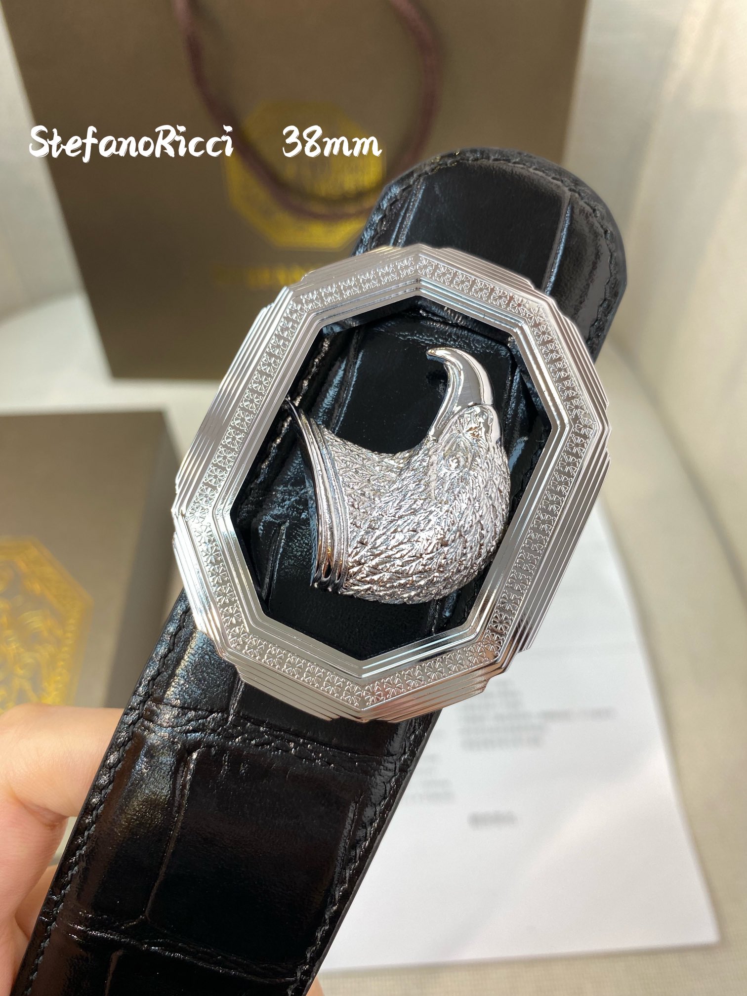 SR史蒂芬鹰头设计得栩栩如生全身散发