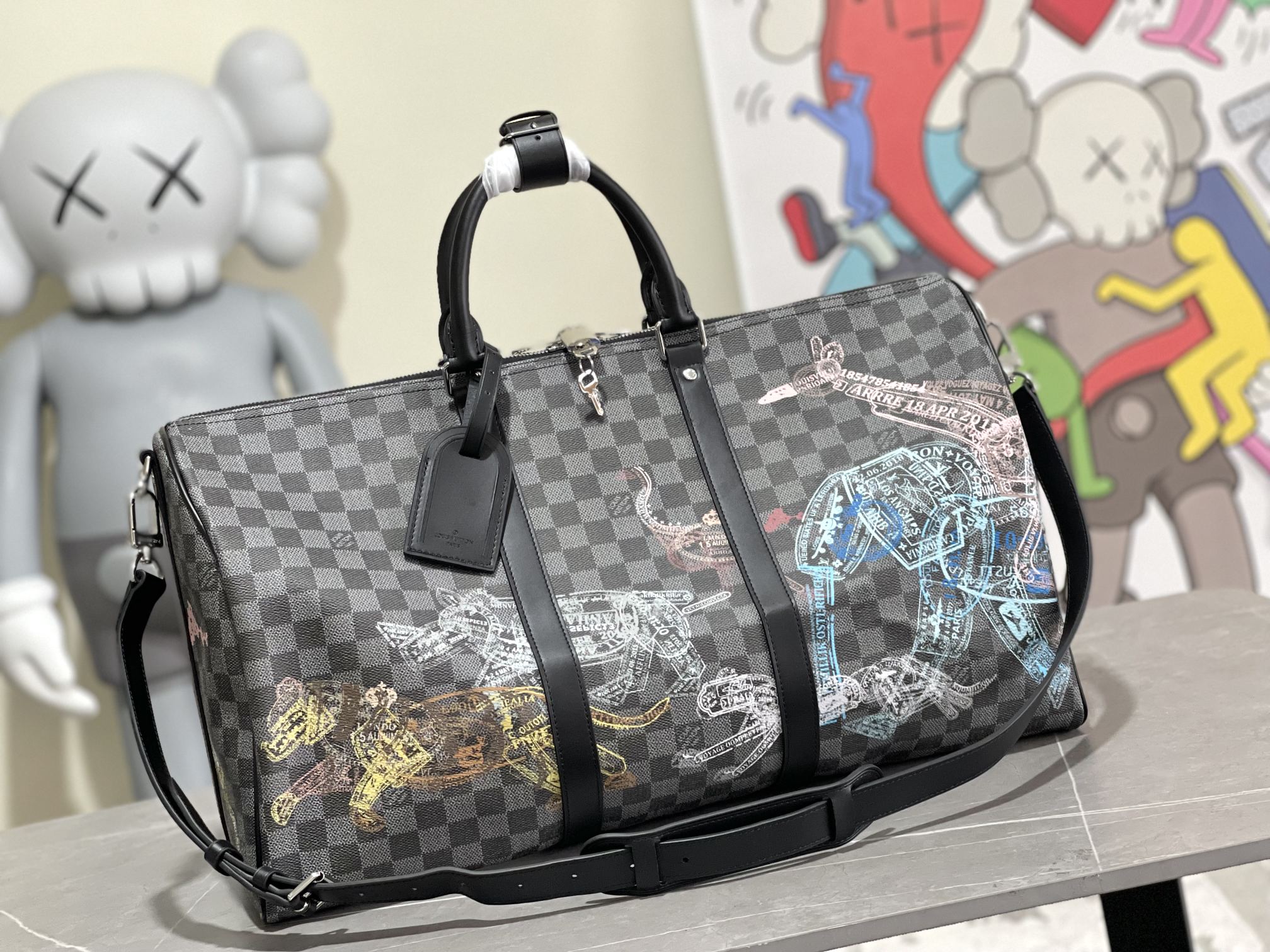 NO:178541,Authentic high-quality [Exclusive real photo of N45281 black print] Louis Vuitton classic Keepall travel bag This time, Damier Graphite canvas is made of, and the passport seal pattern presents a vivid picture of wild animals running freely, greeting the brand's travel tradition. Zipper opening and closing protects abundant space, and various ways of carrying are suitable for short trips or carrying them. Detailed features 50 x 29 x 23 cm (length x height x width), authentic LV, louis vuitton, louis vuitton19860909正品级 高质量【独家实拍N45281黑格印花】路易威登经典 Keepall 旅行袋此次取材 Damier Graphite 帆布,以护照印章图案呈现野生动物自由奔跑的生动画面,致意品牌旅行传统.拉链开合守护充裕空间,多种背携方式适宜短途旅行或随身携带. 详细特征50 x 29 x 23 厘米 (长度 x 高 x 宽),正品级LV,louis vuitton,louis vuitton,Bag