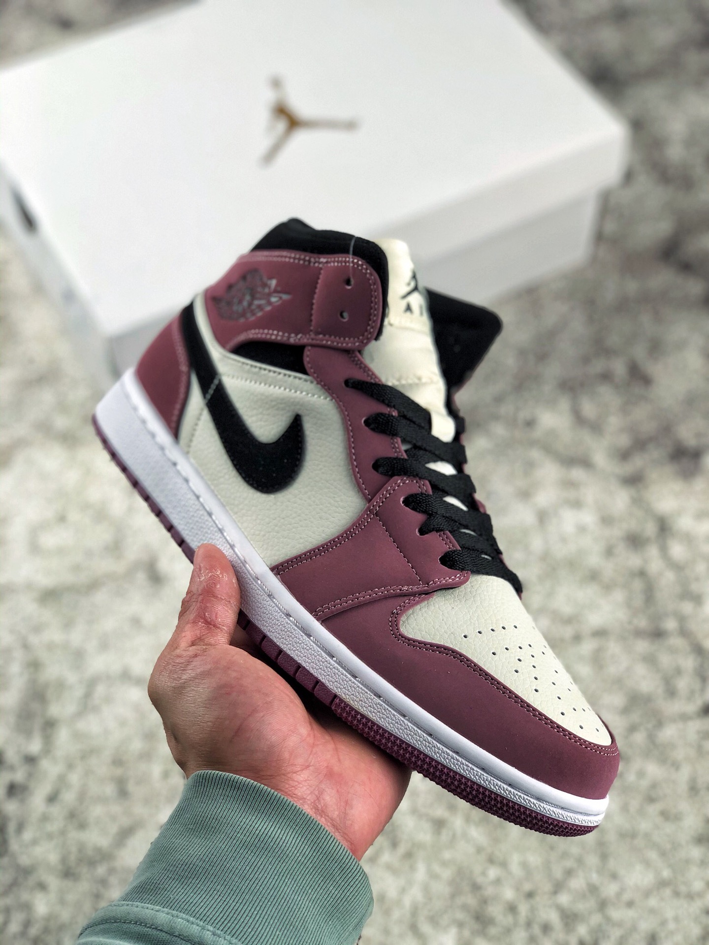 本地自取 终端放店
Air Jordan 1 Mid 浆果粉
中帮系列 全新批次 原装原模大底
全鞋原厂定制皮料 手感细腻正确折边工艺 完美细节诠释
Size：36 36.5 37.5 38 38.5 39 40 40.5 41 42 42.5 43 44 44.5 45 46