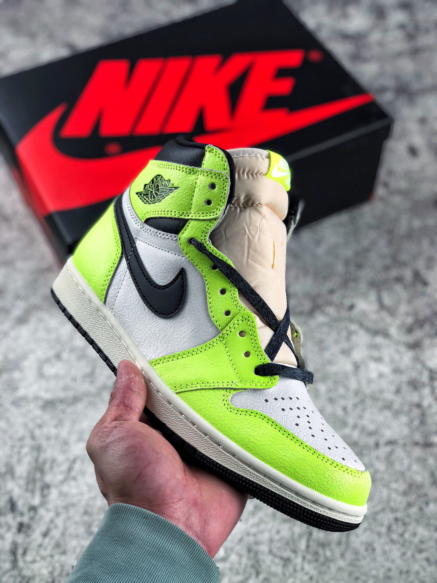 本地自取 终端放货
货号：555088-702
这款 Air Jordan 1采用荧光绿、帆白和黑色为配色方案，以帆白皮革鞋面辅以荧光绿覆盖层，并以荧光绿鞋舌突出显示，黑色爆裂纹皮革Swoosh和脚踝领口，最后以黑色鞋带、衬里和橡胶外底完善设计！
尺码36 36.5 37.5 38 38.5 39 40 40.5 41 42 42.5 43 44 44.5 45 46 47.5