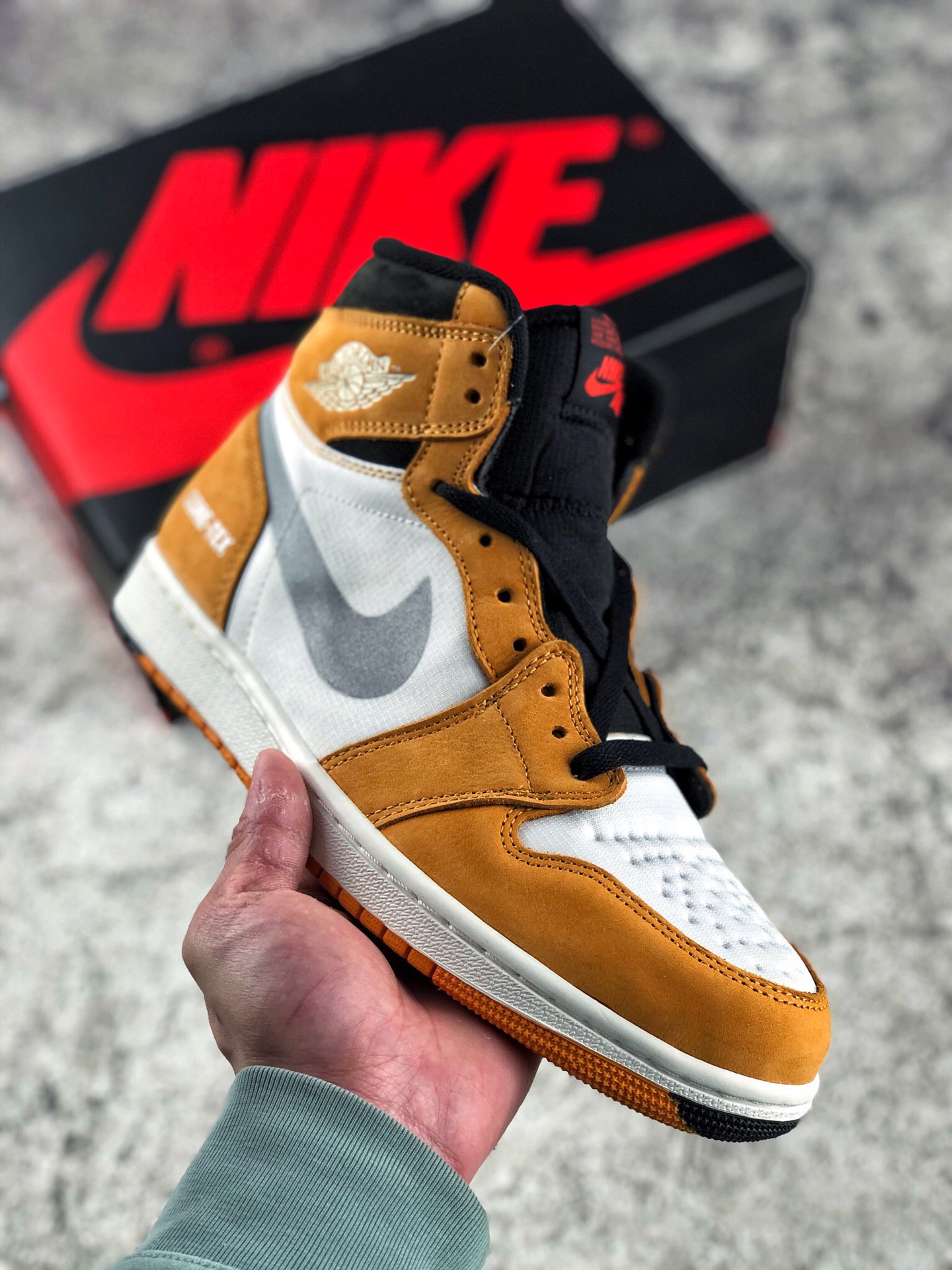 本地自取 终端放货
独家实拍Air Jordan 1 High Retro AJ1 乔1黑白黄 3M反光 高帮篮球鞋 DB2889-700
#该鞋款鞋身采用优质防水牛巴革材质覆面，并在鞋头和鞋舌等处融入GORE-TEX 材料，带来稳固脚感的同时还可保持双足干爽且温暖，助你无惧风兩、畅动无拘。此外，Swoosh log。 还以反光材质呈现，为经典 AJ1 鞋款重焕新貌。
尺码：36 36.5 37.5 38 38.5 39 40 40.5 41 42 42.5 43 44 44.5 45 46 47.5