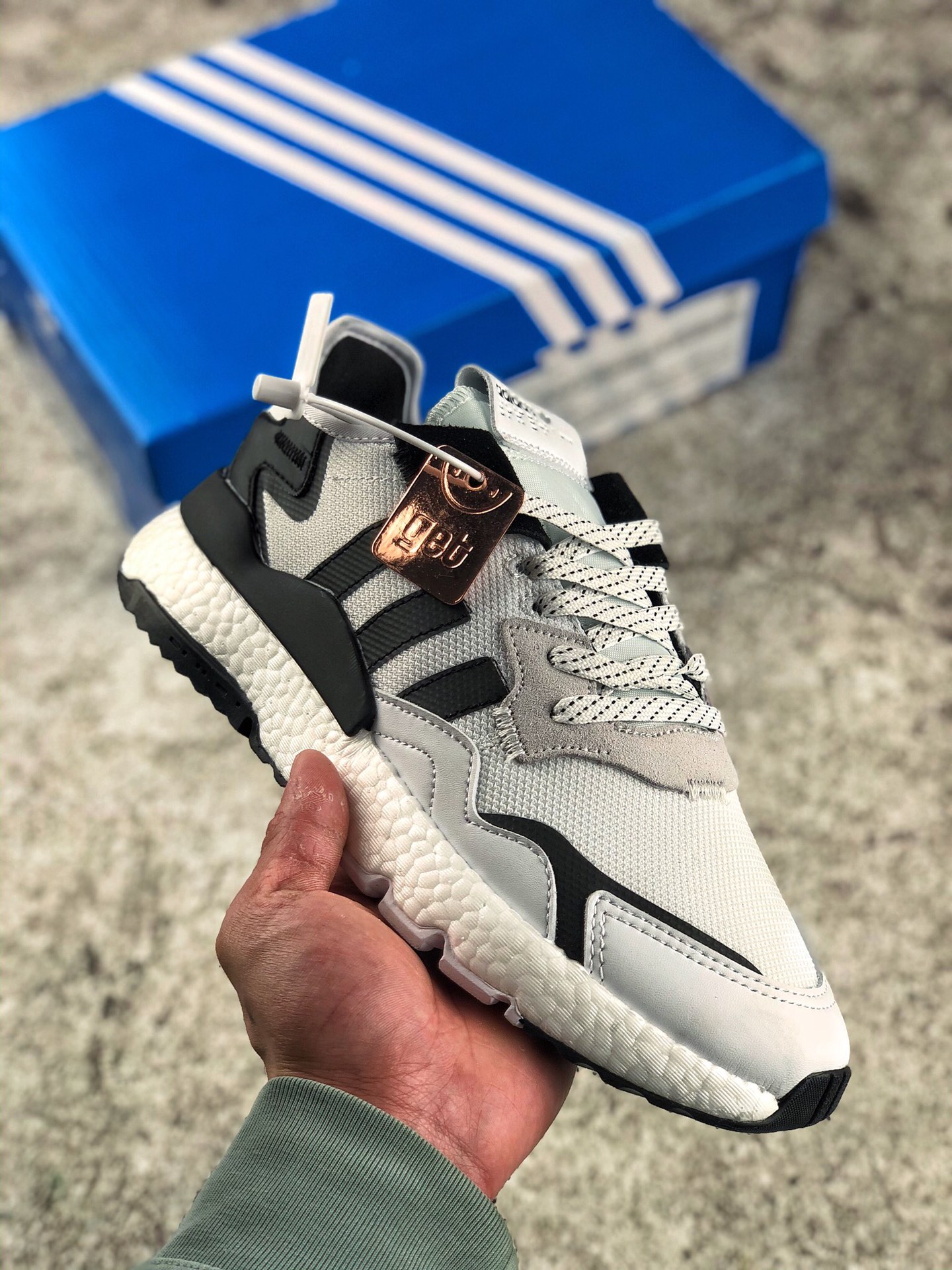 本地自取 终端放店
阿迪达斯/Adidas Nite Jogger 三叶草 夜行者 复古跑鞋原厂材料 原厂大底 私家独模 网布搭配头层皮拼接打造鞋面 极具复古风格鞋头及鞋跟点缀3M反光设计极为亮眼中底采用全掌 Boost 科技，厚度相当可观，脚感极佳
货号：FW6700 
尺码：36 36.5 37 38 38.5 39 40 40.5 41 42 42.5 43 44 44.5 45