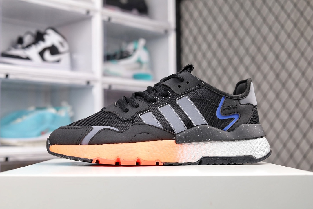 G0 夜行者一代 黑色 3M反光 三叶草 Nite Jogger 联名夜行者 AD Nite Jogger 2019 Boost复古跑鞋原厂材料 原厂大底 家独模 网布搭配麂皮拼接打造鞋面 极具复古风格鞋头及鞋跟点缀3M反光设计极为亮眼中底采用全掌 Boost 科技，厚度相当可观，脚感极佳×996BL