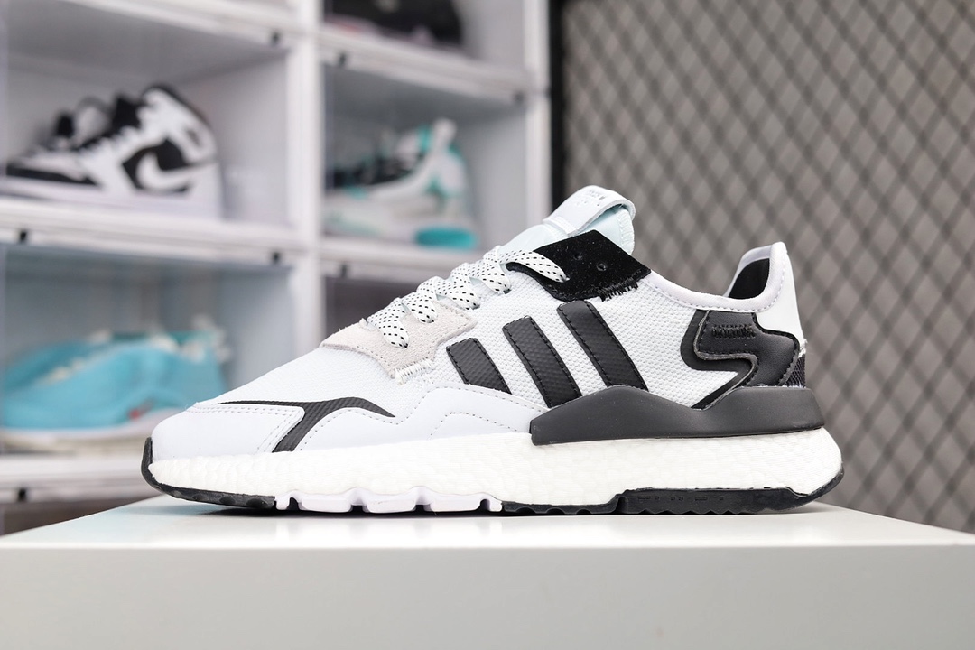 G5 Get版本 Nite Jogger 2019 Boost 全新配色王嘉尔代言款 针织透气鞋面 夜行者 3M反光 真爆大底复古跑鞋。 针织透气网布搭配麂皮拼接打造鞋面 极具复古风格鞋头及鞋跟点缀3M变色反光设计极为亮眼中底采用全掌 Boost 科技，厚度相当可观，超舒适脚感×553YF