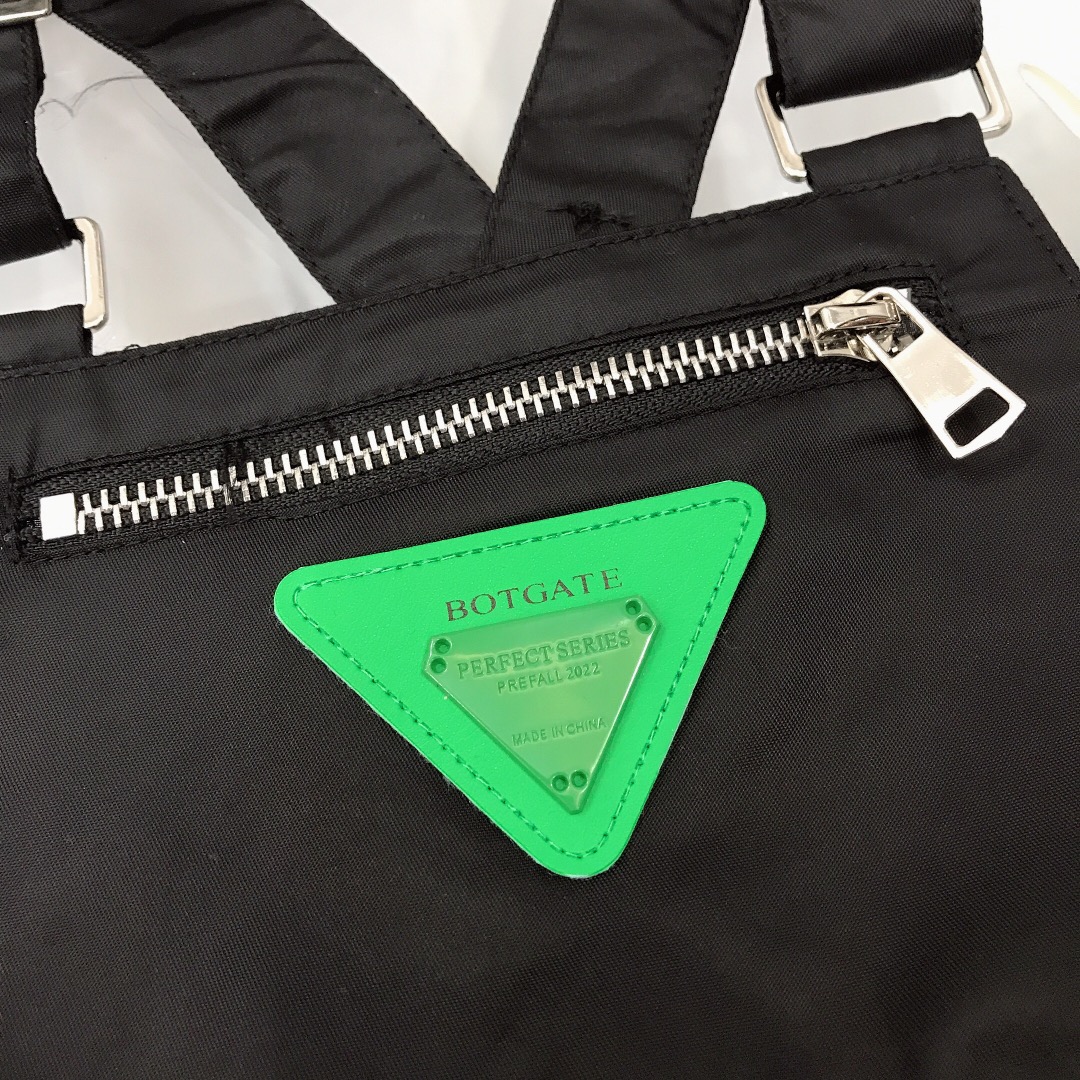 Bottega Veneta 2022/SS Limited Series: Classic Green Leather Tops with Metal Buttons - 图片 6