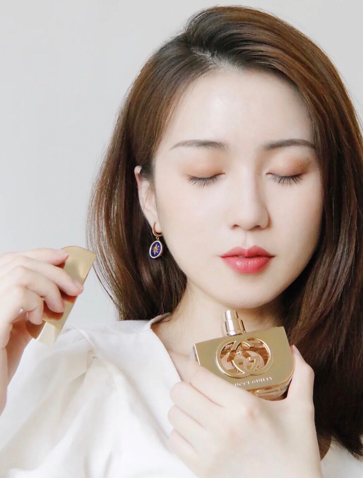 P F 1 00🔻专柜版🔺
💬ED T /75M L
G ucci/古 琦 古 驰Guilty古 驰罪爱女士淡香 水

简介：
G ucci Guilty古 驰罪爱女士淡香 水是Gucci创作总监Frida Giannini 的最新作品。在这款最新的女性香氛中，她发掘了最能代表挑战与叛逆的气息。使用G ucci Guilty的女性总是不断向前迈进而且活得充满意义。无论工作或是玩乐，她都勇于冒险。

香调：香 調東方花香調 [鼓掌]
前调：粉紅胡椒 
中调：紫丁香、天竺葵、桃香
後调：廣藿香、琥珀